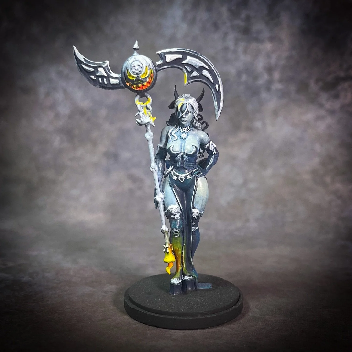 The first pic is the 30mm and the second pic the 54mm Ezra of Dedheim from @kingdomdeath 
Both of these are tricky due to the OSL and limited palette. #Kingdomdeath