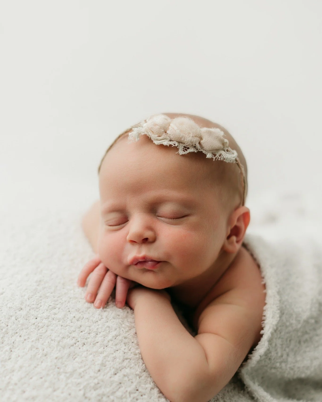 Is Birdie Mae the sweetest name you've ever heard? She's also the sweetest baby - slept through all of her pictures - and woke up at the very end to check things out 😍😍 #newbornphotographer #mzpbabies #newborn #newbornbabygirl #newbornphotography #
