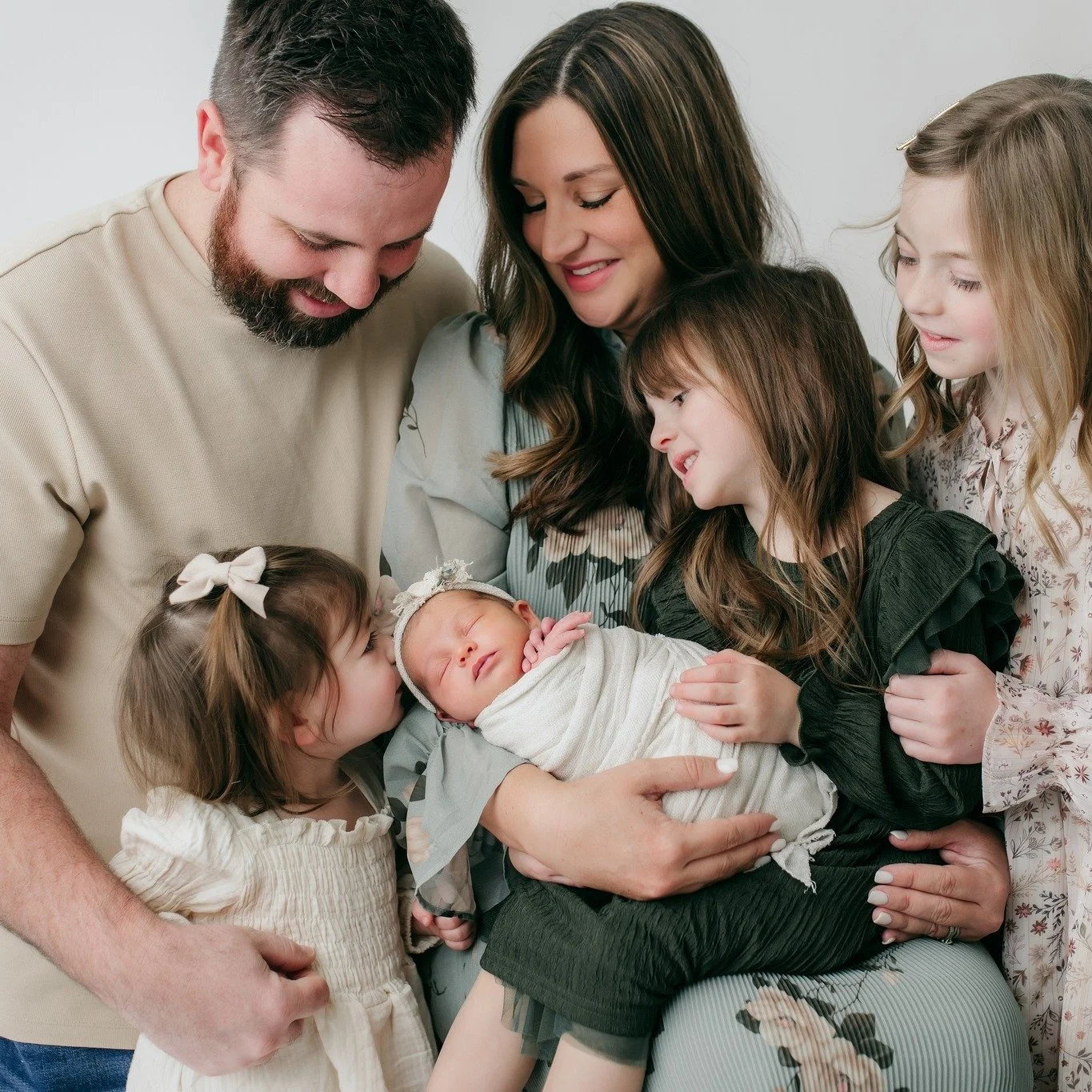 FOUR beautiful girls to complete this sweet family! 

@sidneyellenphotography trusted me with her maternity and newborn sessions, one of the highest compliments from another photographer ❤

@michelezakeri 
@michelezakeriphotography 
@sidneycopelandni