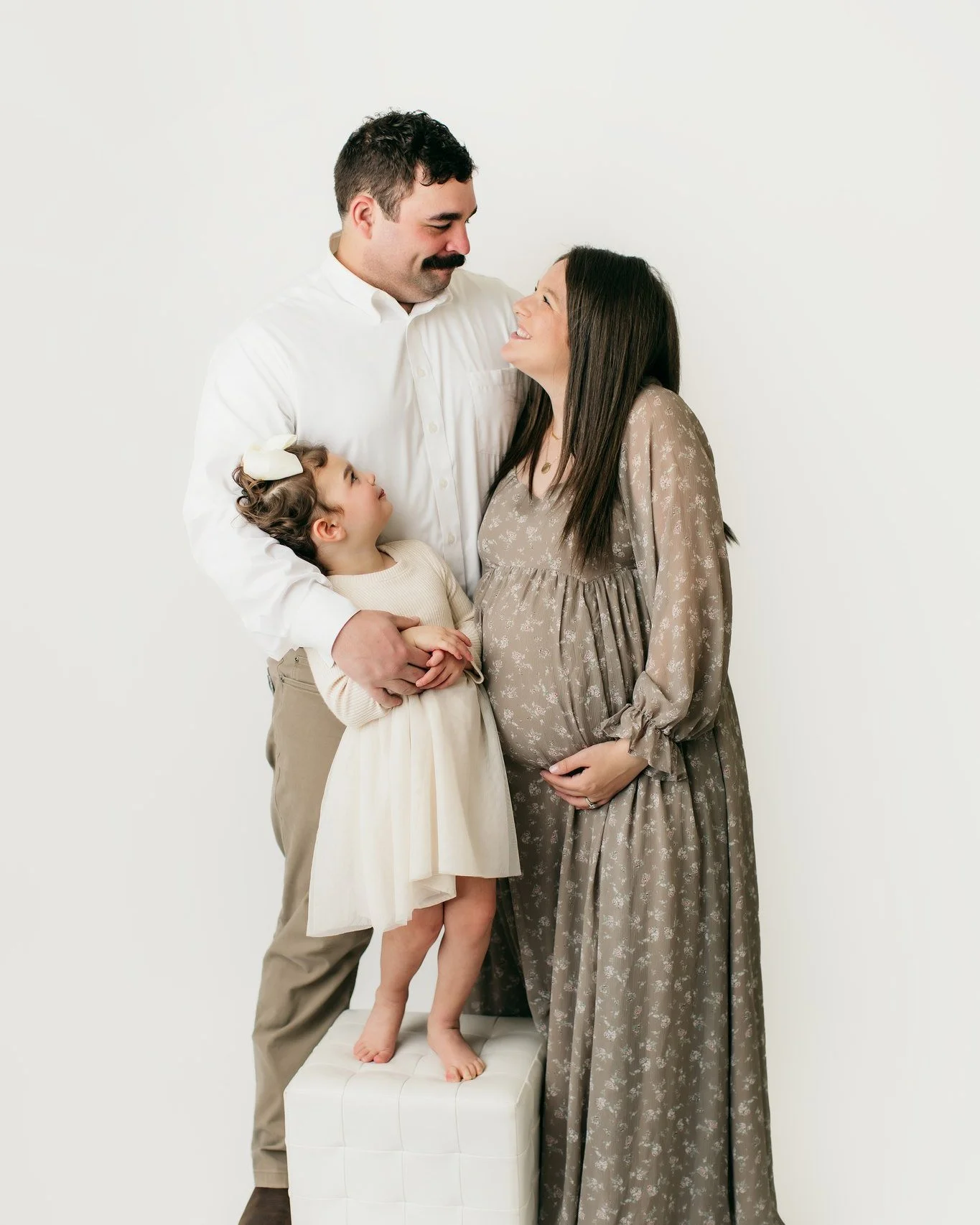 Millie Mae is being upgraded to BIG SIS! What a sweet family, I can't wait to meet little bro 🩵

@alex.seckinger 
@cseck14 
@michelezakeri 
@michelezakeriphotography 

 #milestone #mzpfamilies #mzpbabies #milestones #maternitywear #maternityshoot #m