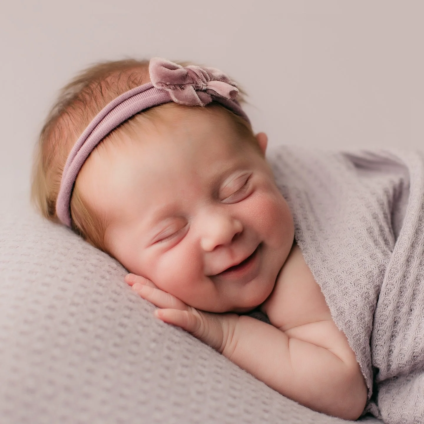 Baby Navy 😍 she&rsquo;s 2 months new today&hellip;but I&rsquo;m just getting around to posting these favorites from her studio session. What an angel baby born into the sweetest family. 

#mzpbabies #newborn #georgianewbornphotographer