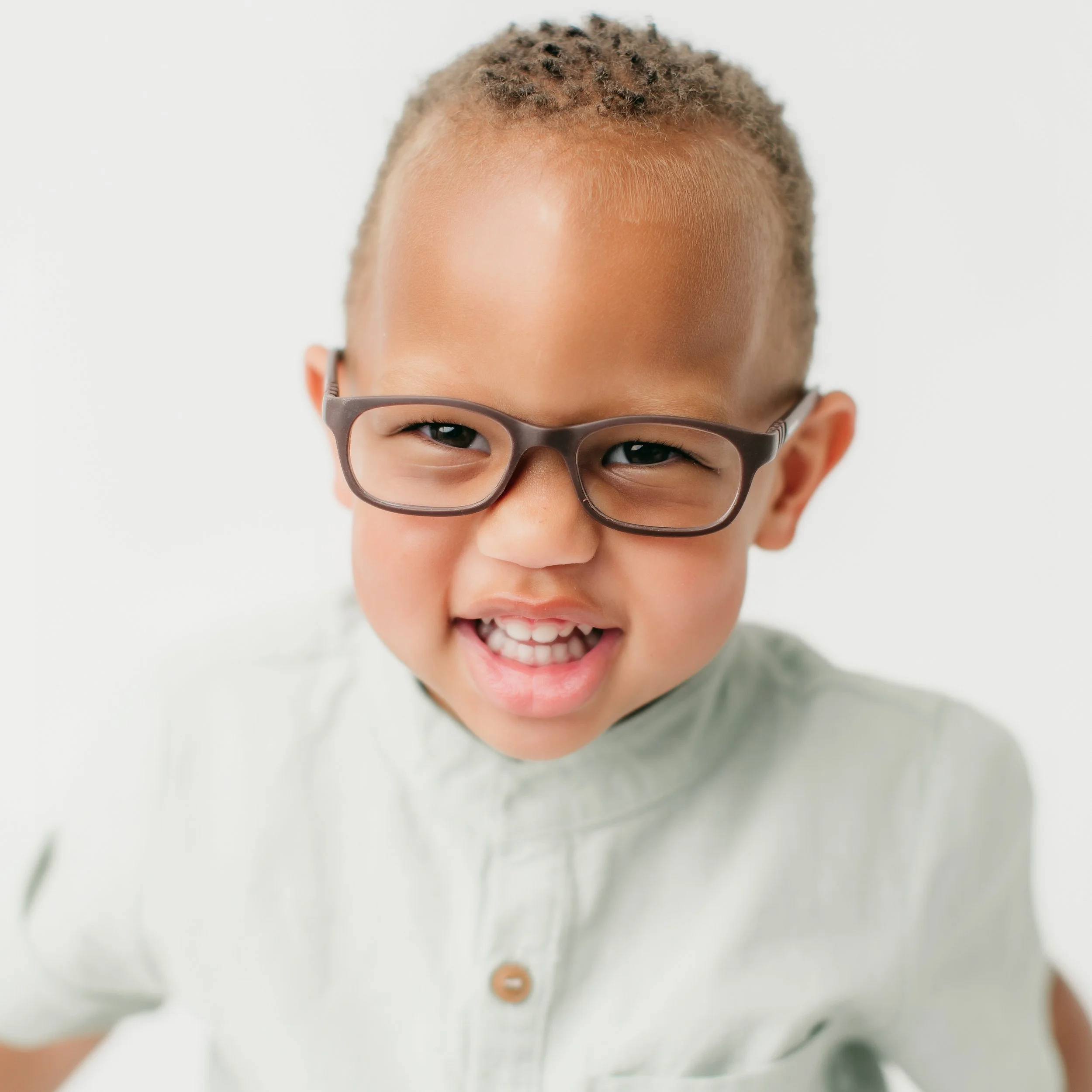 Mr. Personality gave me the best smiles for his milestone pics. What a handsome little guy! 🩵 @thiscrazylifeofmine_ 
#milestonemonday #mzpbabies #milestones