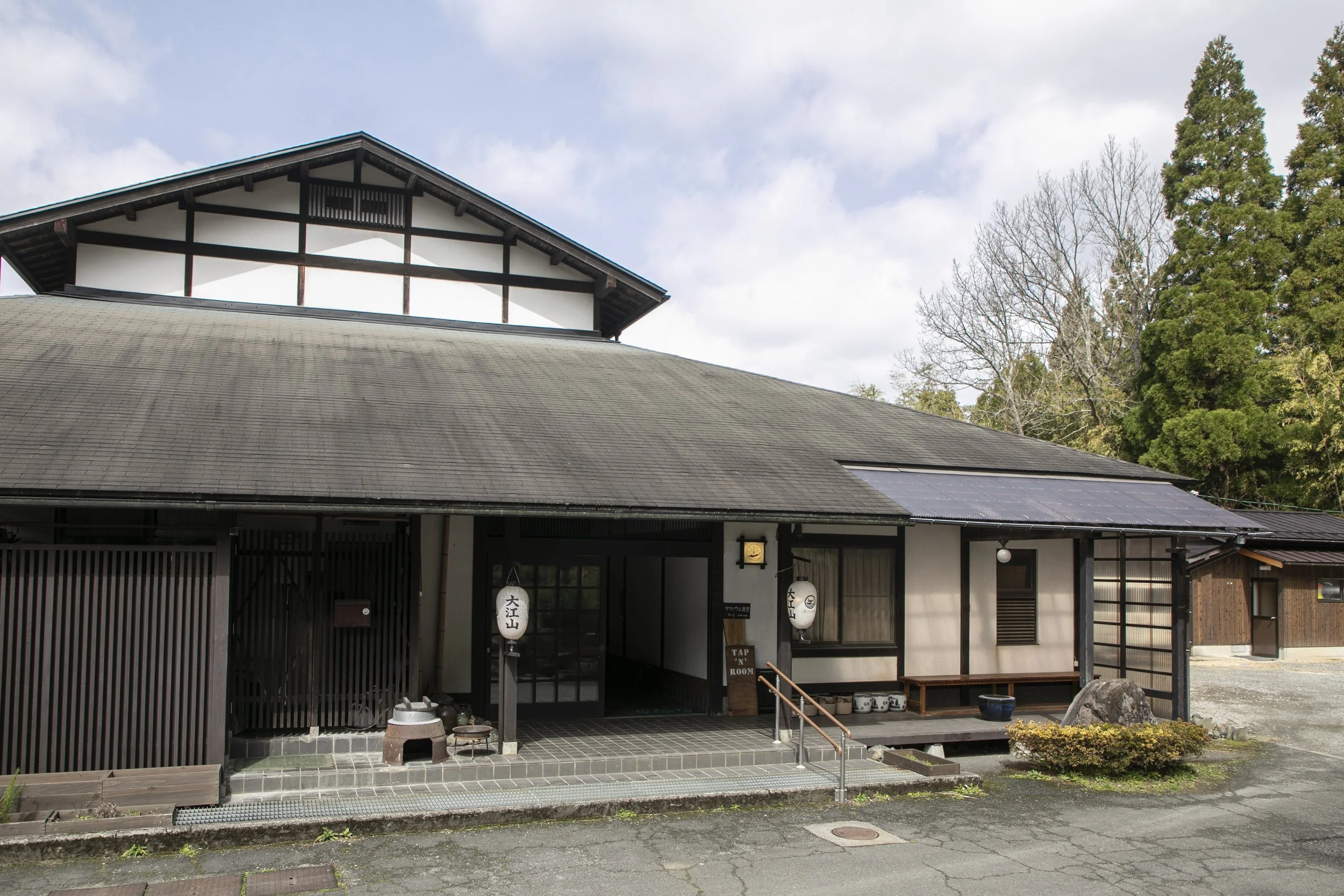 ヤマノウエ食堂外観 (1).jpg