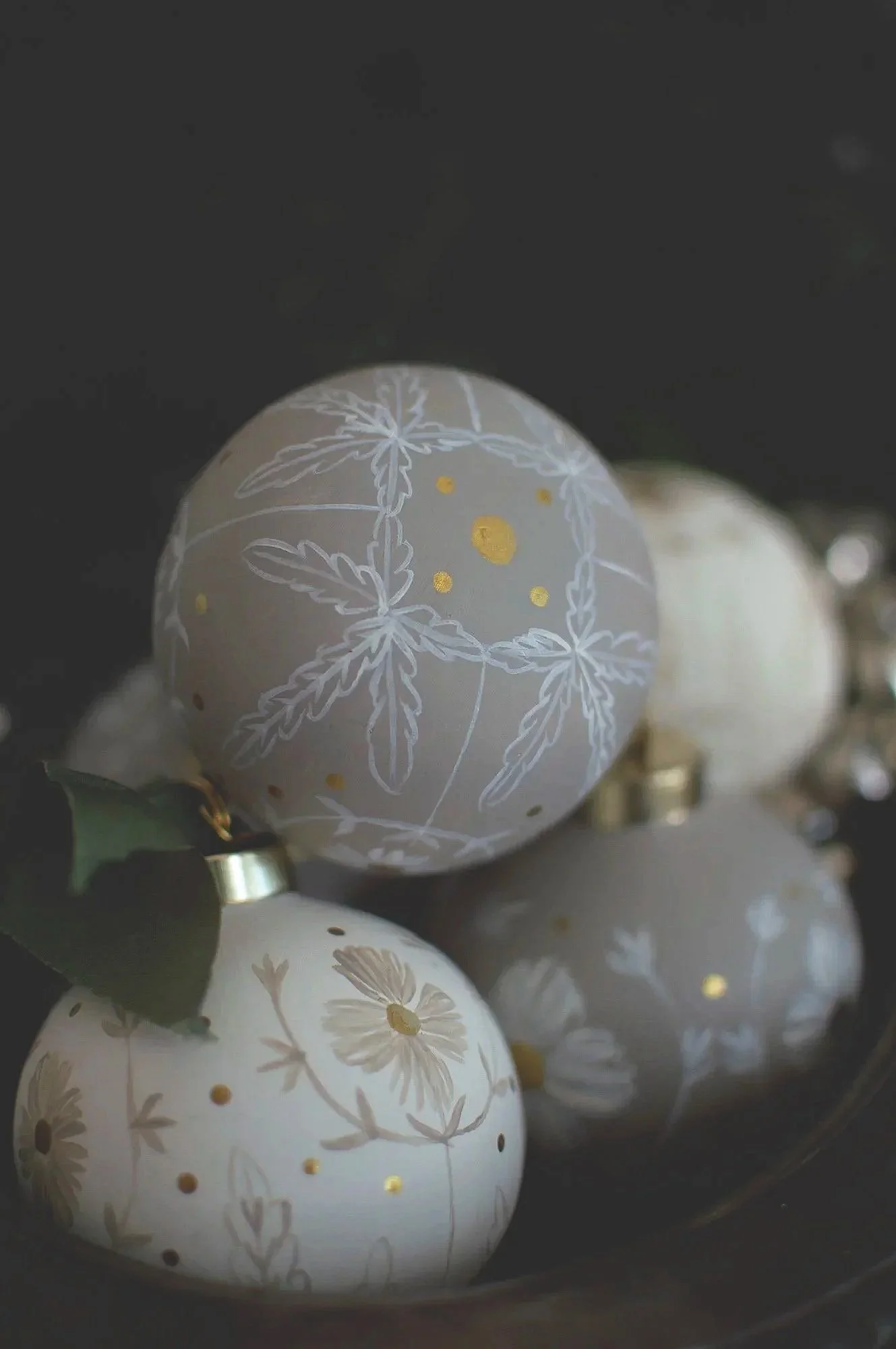 Grey%252C%2BWhite%252C%2Band%2BGold%2BFloral%2BChristmas%2BTree%2BOrnaments%2Bbox_Kara%2BValentino%2BFfield-13.jpg