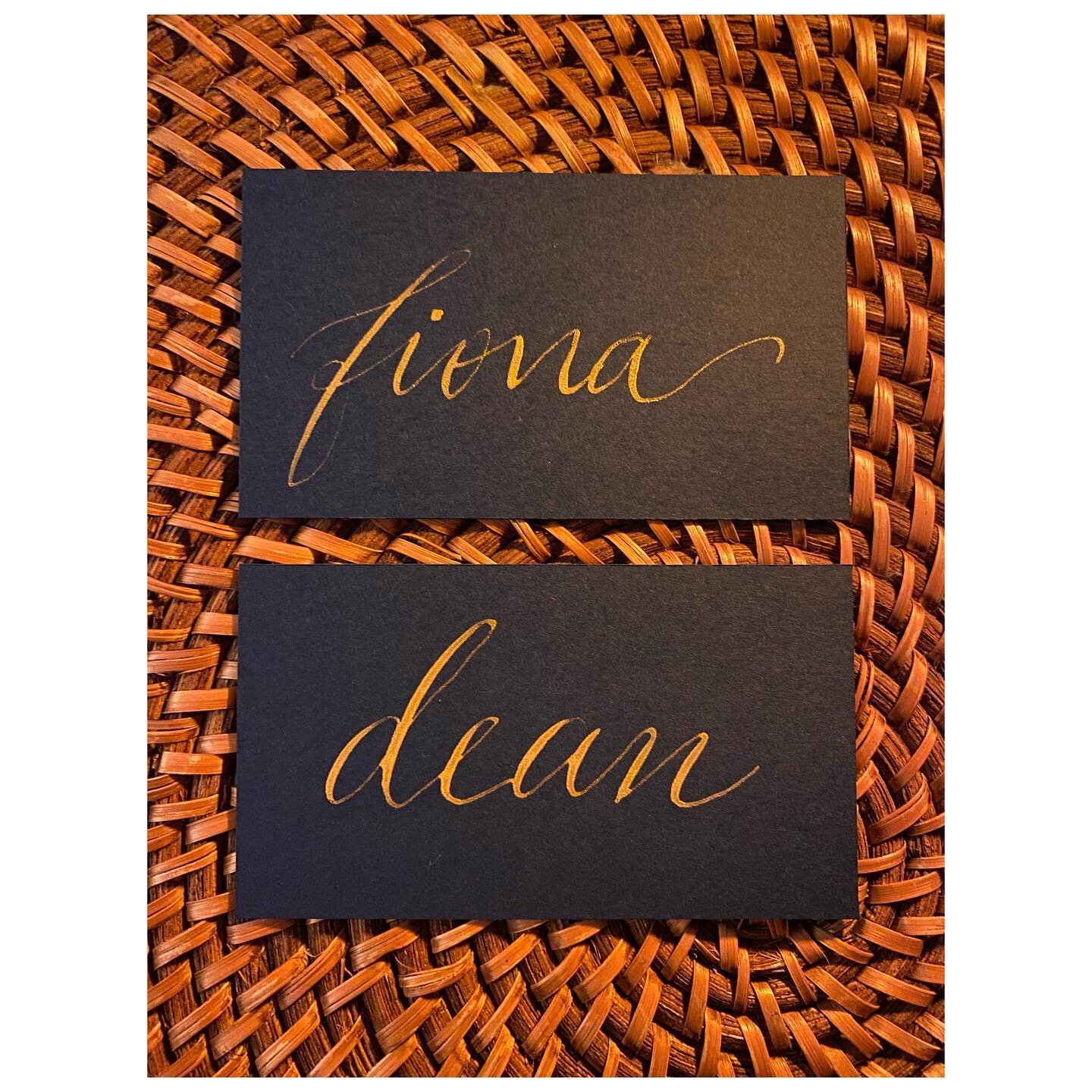 now offering place cards for your socially distant thanksgiving dinners 🦃

$3/flat card or $4/tented card . navy, forest green, slate or white cards with gold, silver or black ink. shipping incl.

dm or email me to order by 11/19 🎯 

all proceeds b