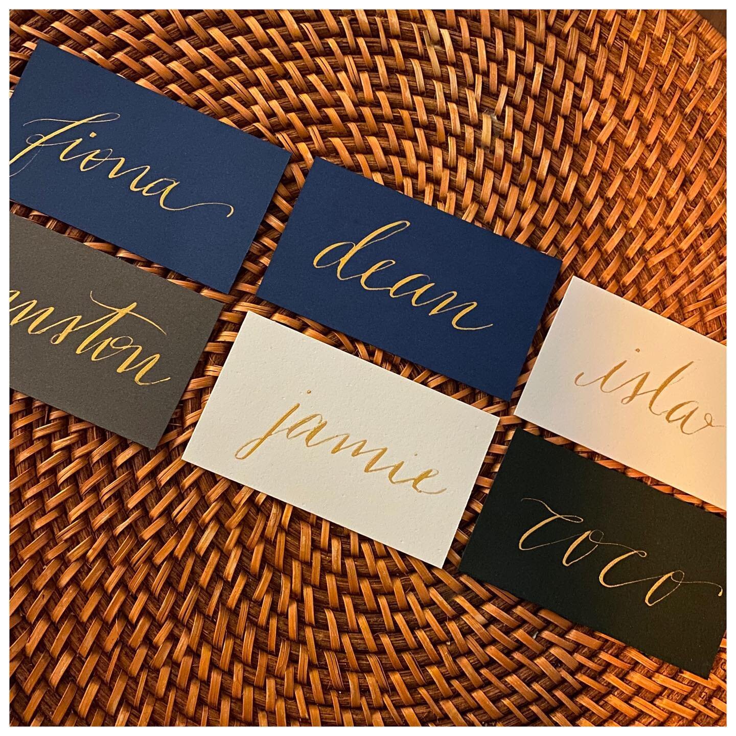 now offering place cards for your socially distant thanksgiving dinners 🦃

$3/flat card or $4/tented card . navy, forest green, slate or white cards with gold, silver or black ink. shipping incl.

dm or email me to order by 11/19 🎯 

all proceeds b