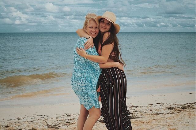 Miss you already mommy &hearts;️ We were so lucky to start off the new year with the family all together in Mexico for our first ever family trip☀️ New sisters, futur husband and all &hearts;️ I will never take that for granted. 📸: @marcantoinejoly