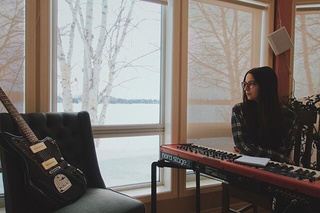 Quarantaine au chalet❄️
C&rsquo;est rare qu&rsquo;on a autant de temps pour cr&eacute;er. J&rsquo;en profite le plus possible🖤 
Prenez soin de vous et ceux autour de vous. 📸 : @marcantoinejoly