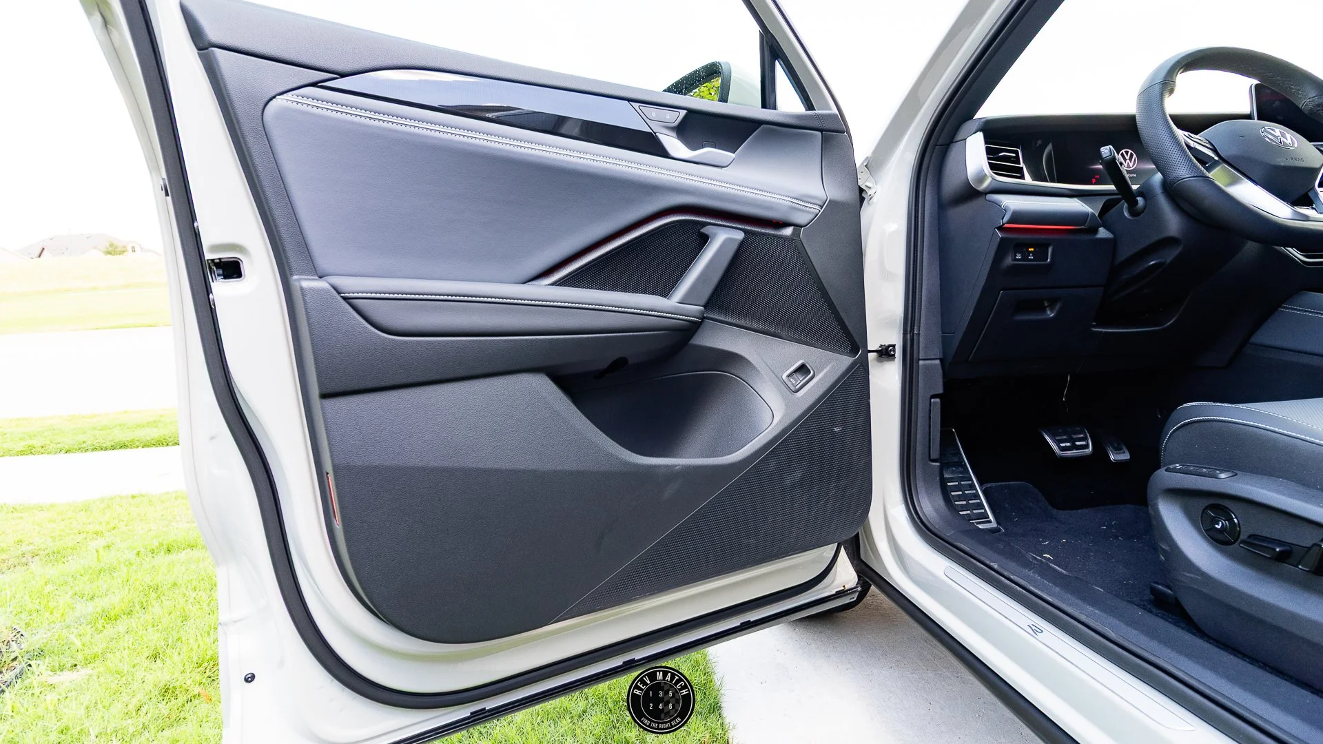 2025 Volkswagen Tiguan SEL R-Line-13.jpg