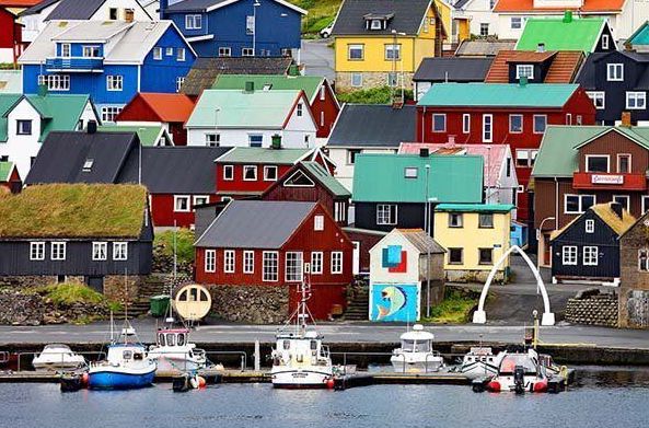 Colorful-Nolsoy-village-on-the-Faroe-Islands.jpg.optimal kopi.jpg