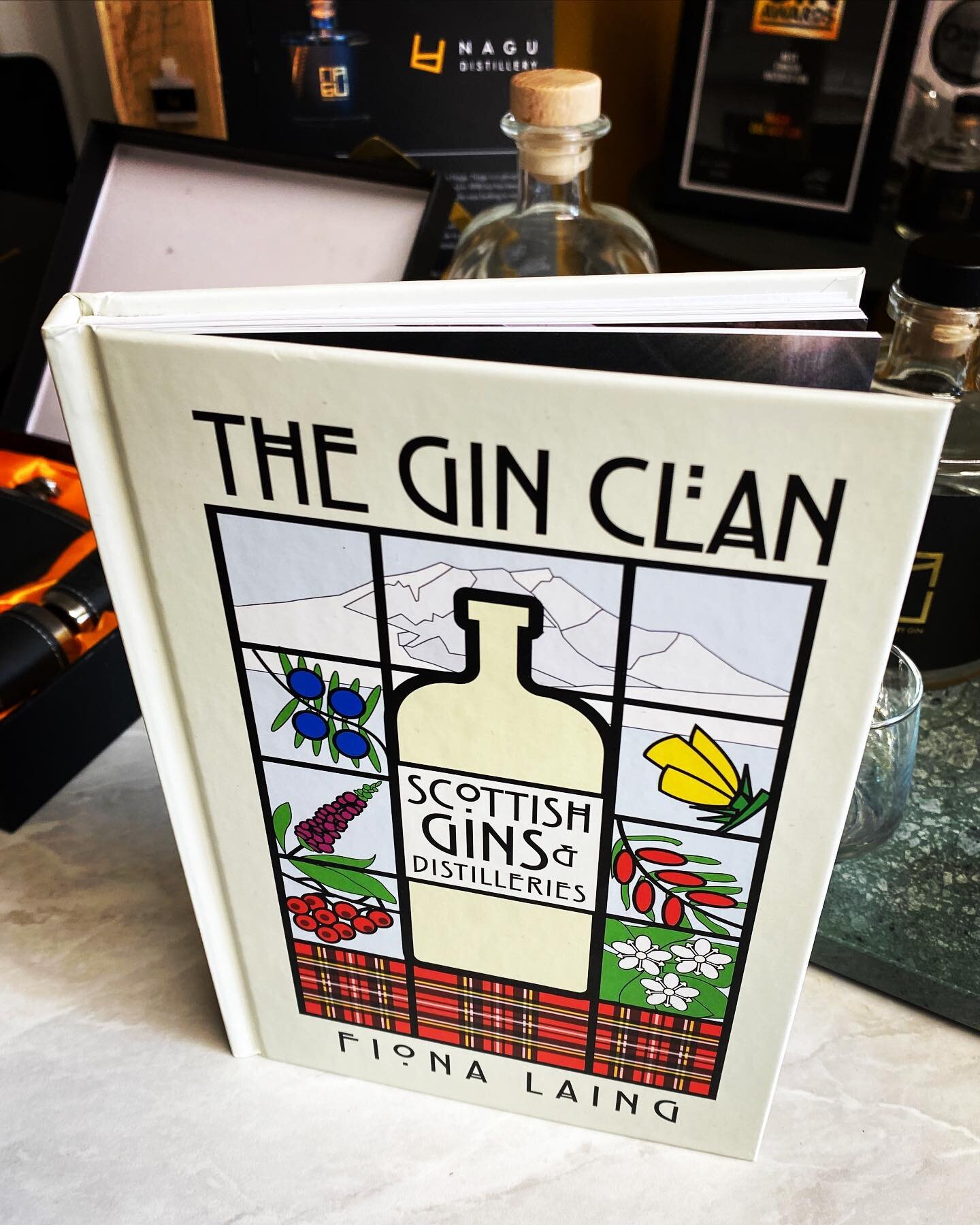 Last week we had a surprising visit by Fiona Laing.
Fiona is an UK journalist / author and has written several books about gin in UK.
It was interesting to share experiences with someone who really knows the industry.
At the end we were very privileg