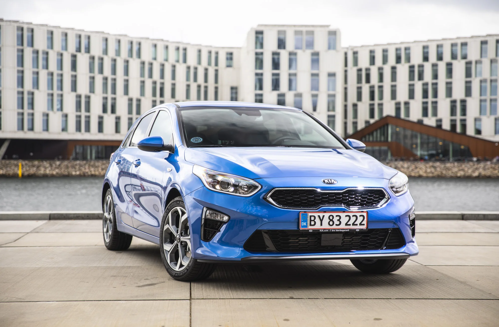2018_Kia_Ceed_Stationær_01.jpg