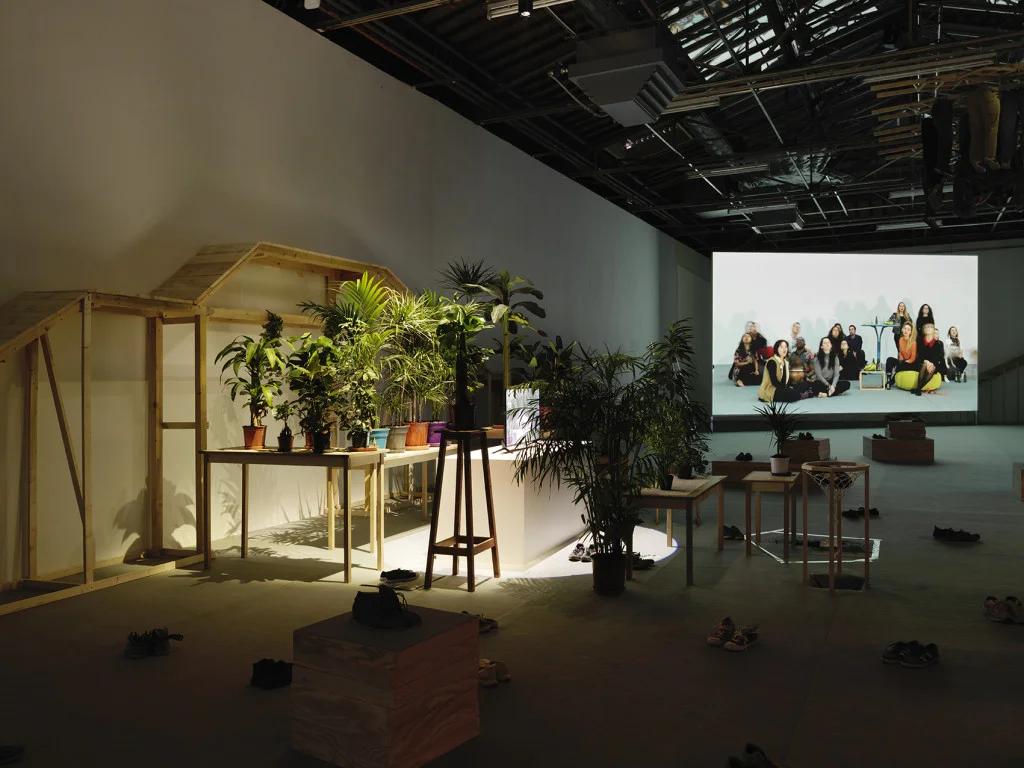Vue de l’exposition “Pan” de Taro Izumi, Palais de Tokyo.