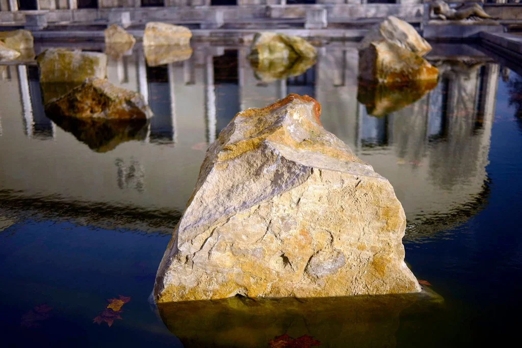 Vue de l’installation de Rodrigo Braga, “Mer intérieure”. Palais de Tokyo.