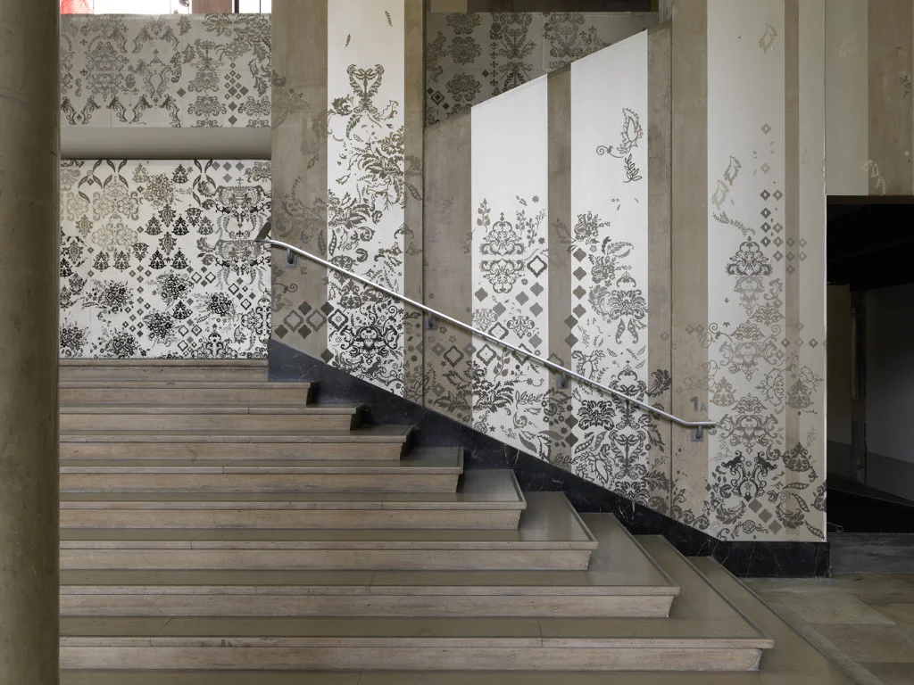 Vue de l’exposition de Hannah Bertram, “Phœnix in ruins”. Palais de Tokyo.