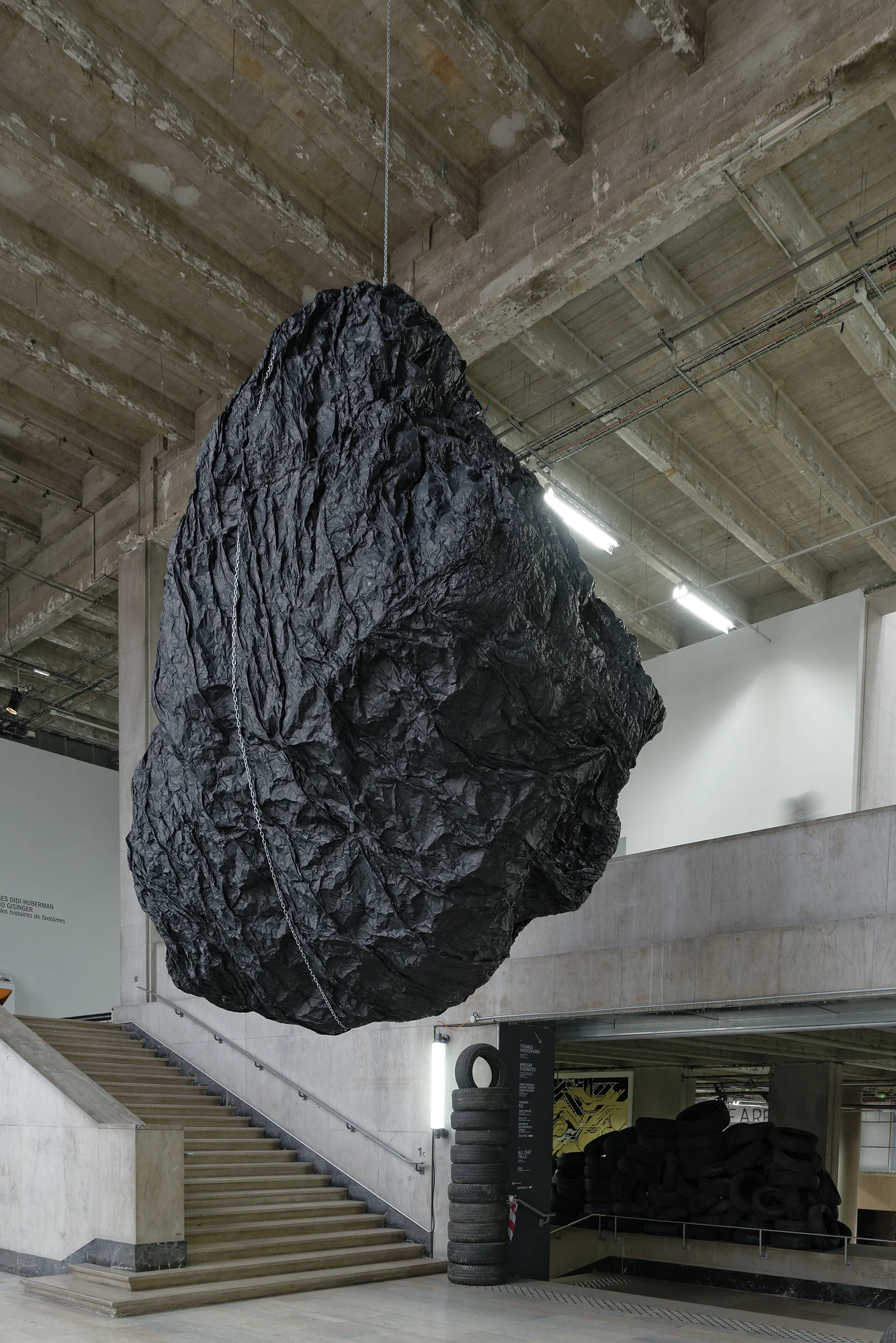 Vue de l’exposition d’Eduardo Basualdo “Teoria (La Cabeza de Goliath)”, Palais de Tokyo.