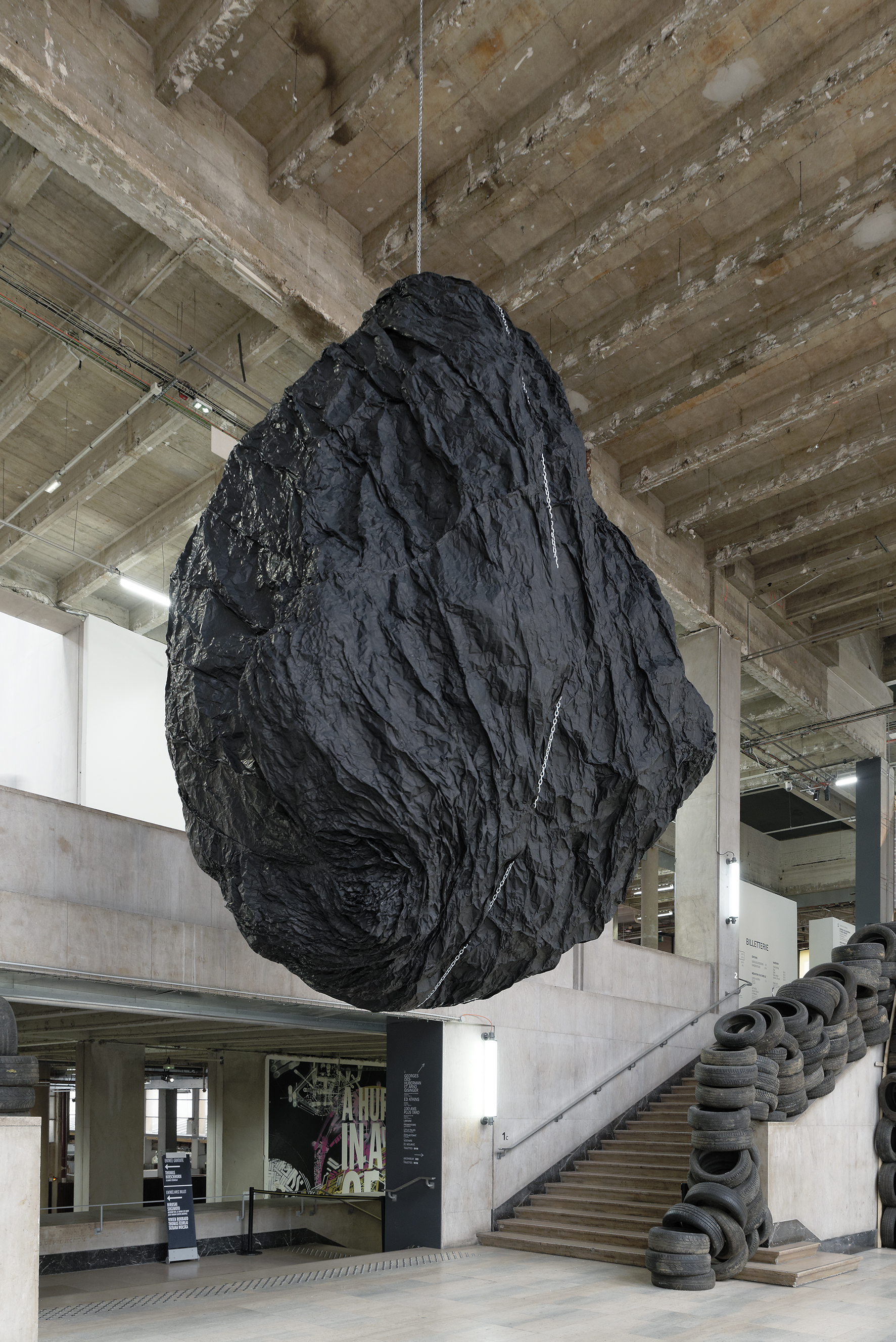 Vue de l’exposition d’Eduardo Basualdo “Teoria (La Cabeza de Goliath)”, Palais de Tokyo.