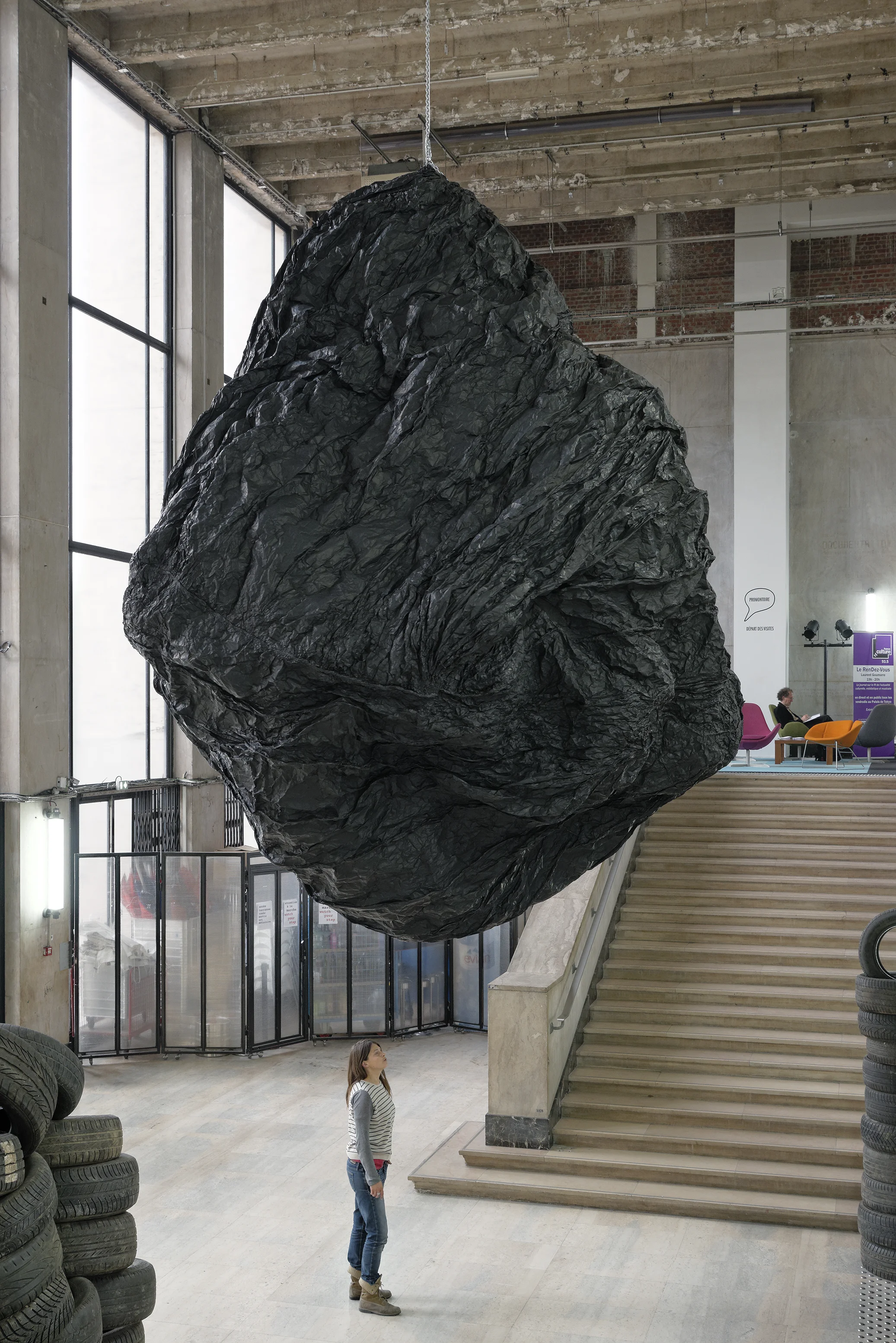 Vue de l’exposition d’Eduardo Basualdo “Teoria (La Cabeza de Goliath)”, Palais de Tokyo.