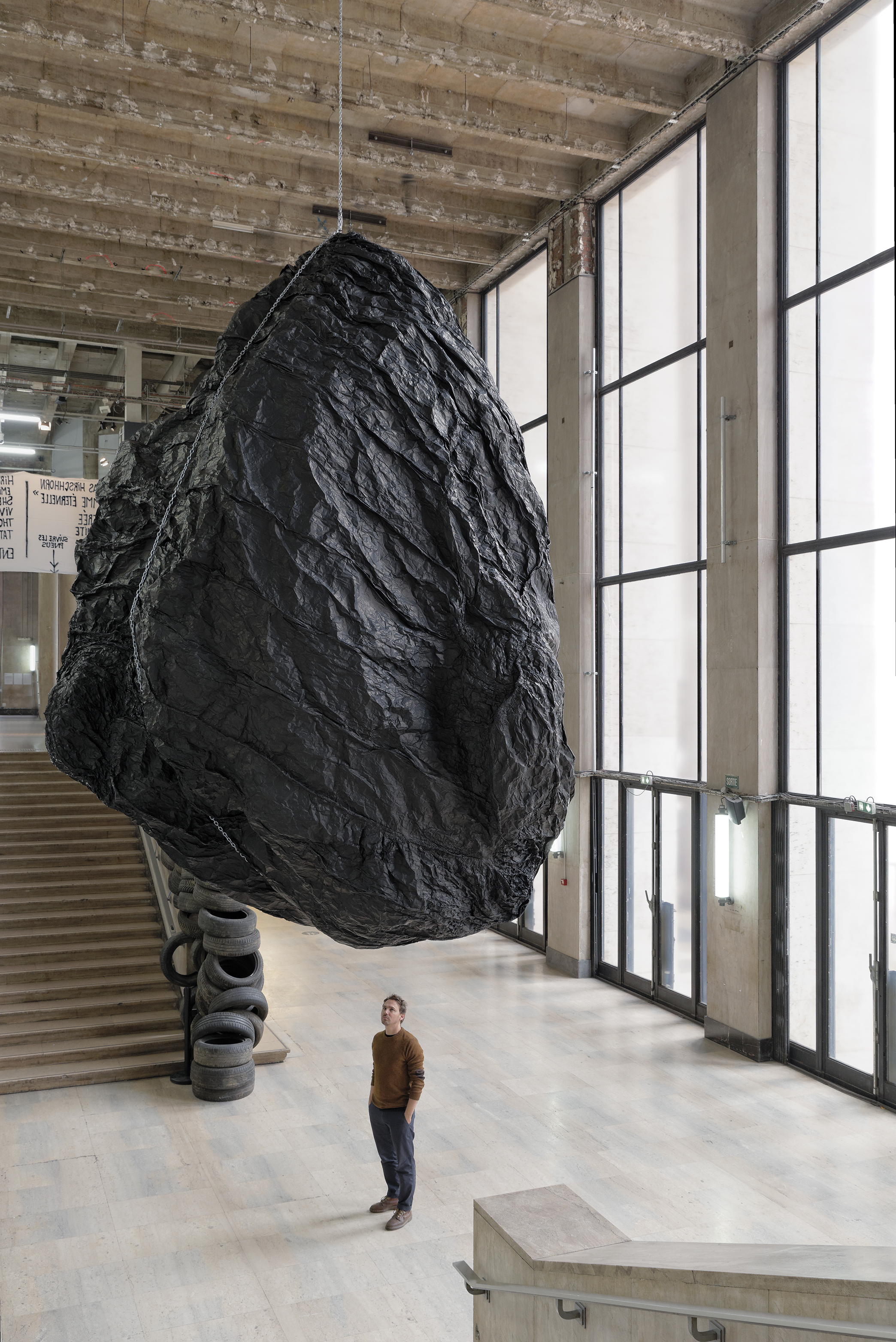 Vue de l’exposition d’Eduardo Basualdo “Teoria (La Cabeza de Goliath)”, Palais de Tokyo.