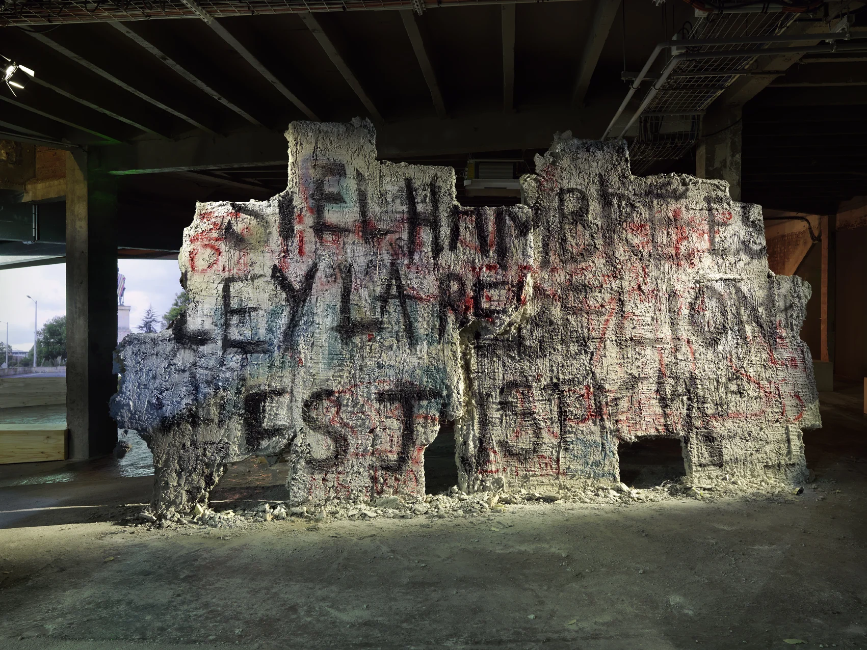 Vue de l’exposition de Ivan Argote “La Estrategia”, Palais de Tokyo.