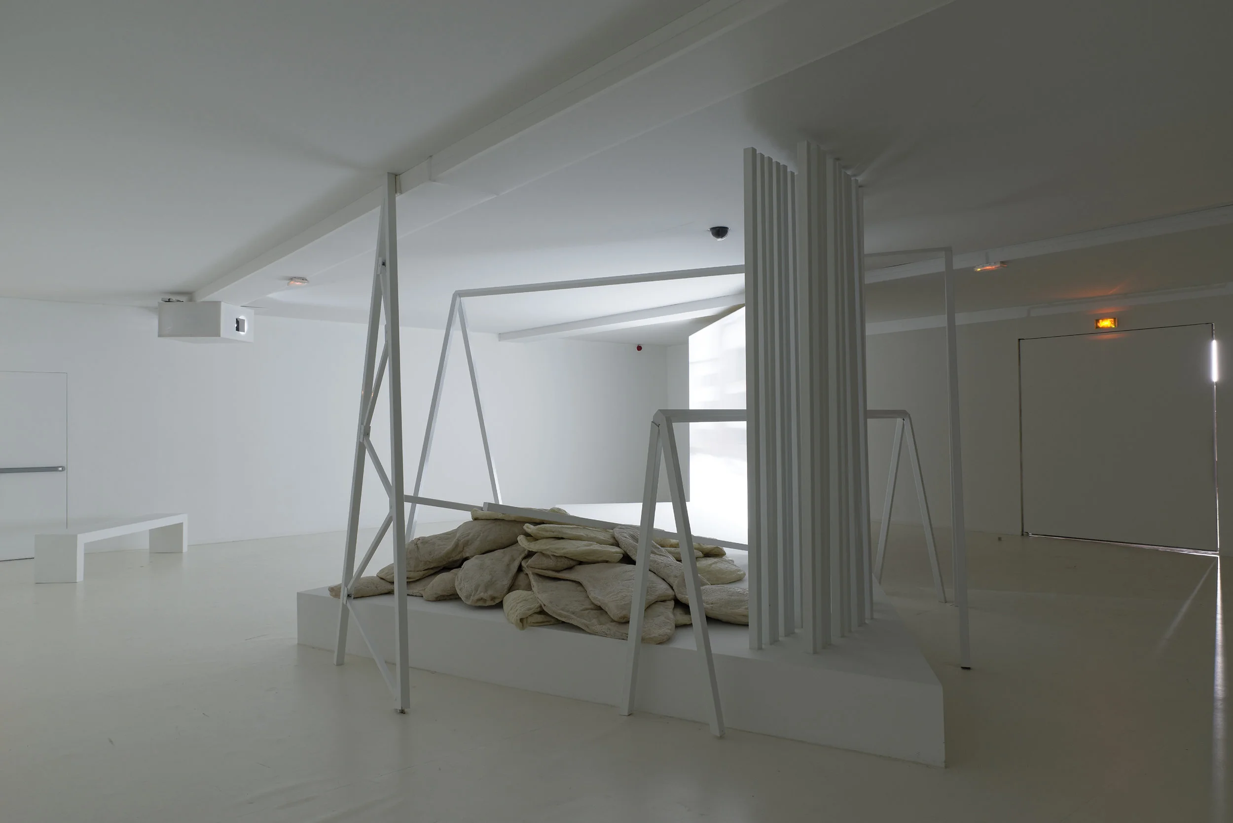 Vue de l’exposition de Angelika Markul, “Terre de départ”. Palais de Tokyo.