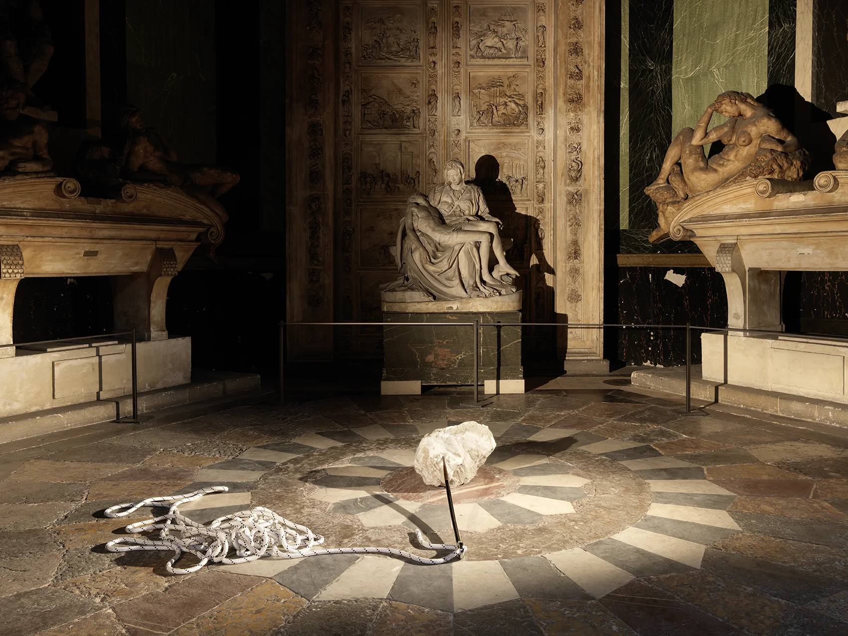 Vue de l’exposition de Matias Duville, “Discard Geography”. Ecole nationale des Beaux-Arts de Paris.