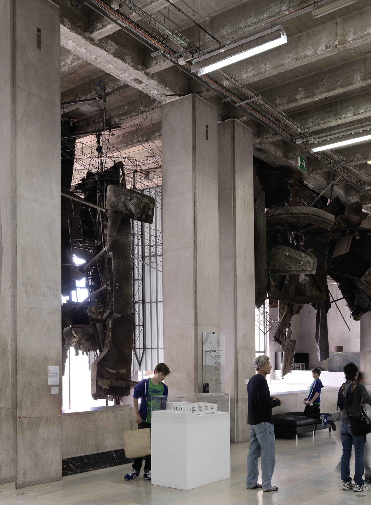 Vue de l’exposition de Fernando Ortega, “Fuite/Leak”. Palais de Tokyo.