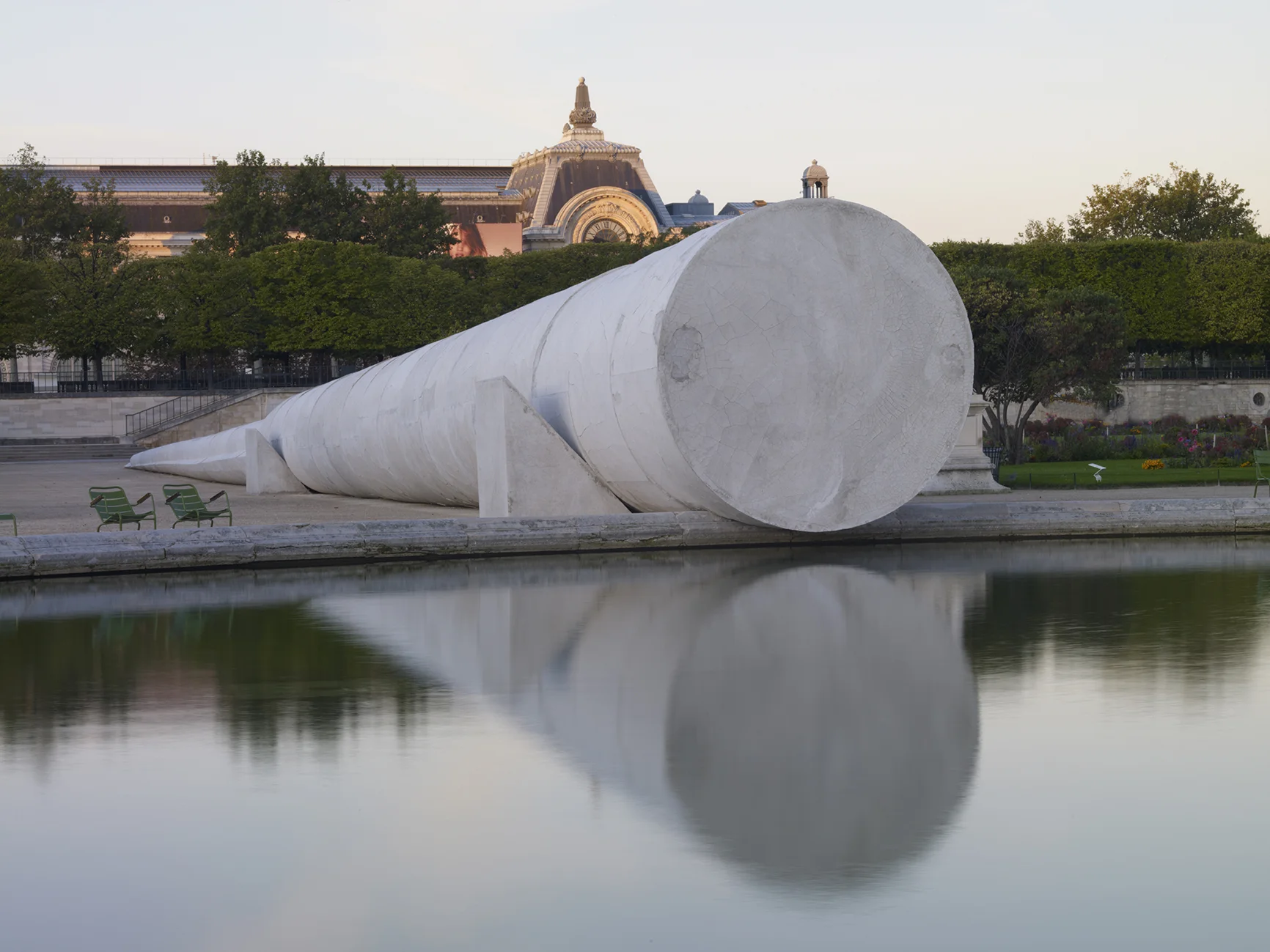 Vue de l’oeuvre de Adrian Villar Rojas “Poems for Earthlings”, Jardin des Tuileries, Paris.
