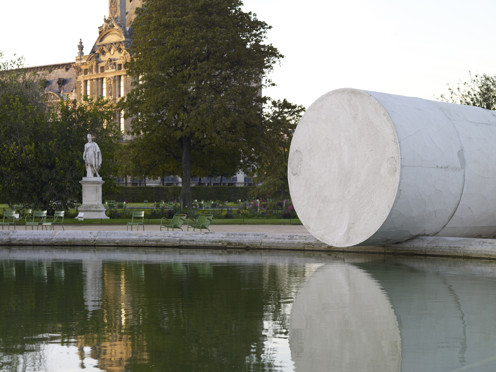 Vue de l’oeuvre de Adrian Villar Rojas “Poems for Earthlings”, Jardin des Tuileries, Paris.