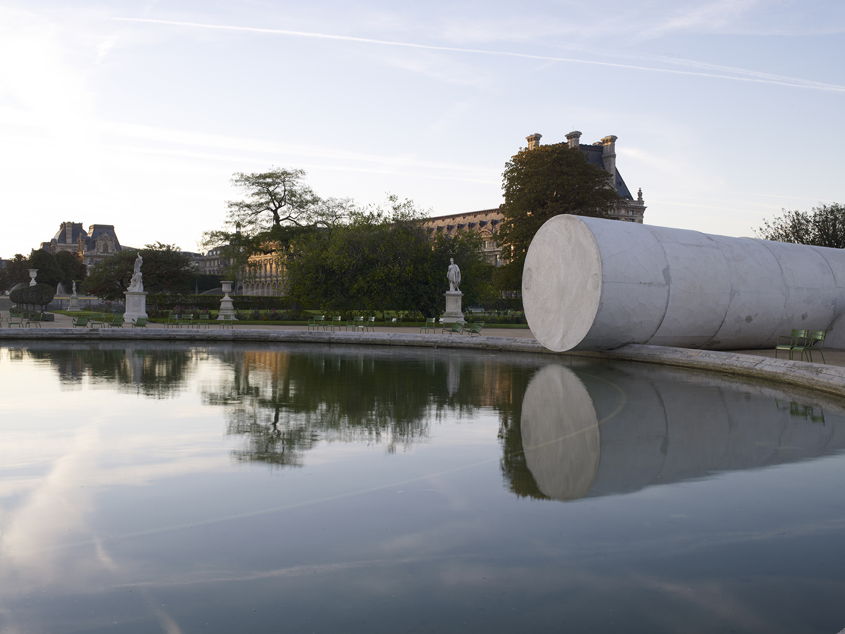 Vue de l’oeuvre de Adrian Villar Rojas “Poems for Earthlings”, Jardin des Tuileries, Paris.