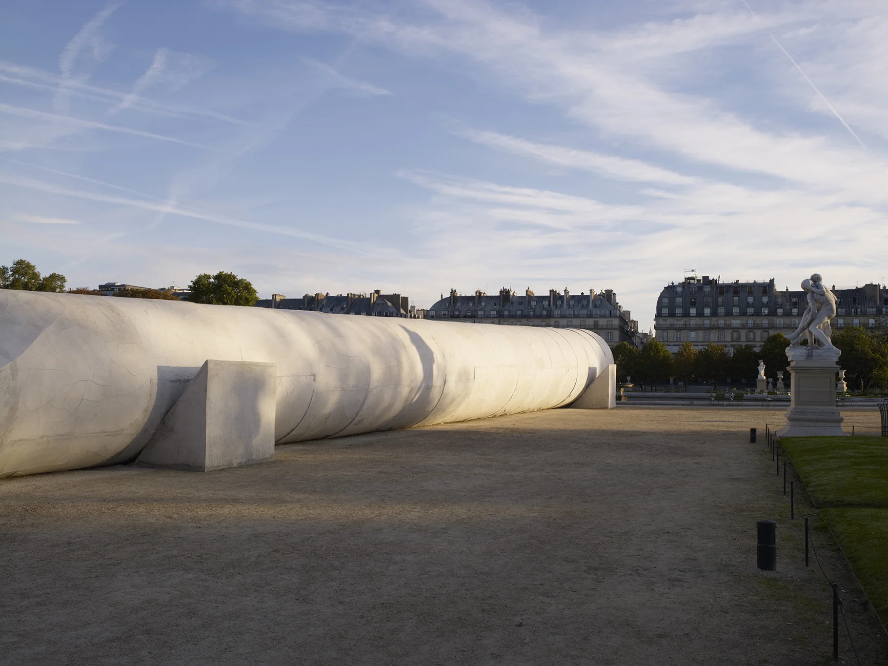 Vue de l’oeuvre de Adrian Villar Rojas “Poems for Earthlings”, Jardin des Tuileries, Paris.