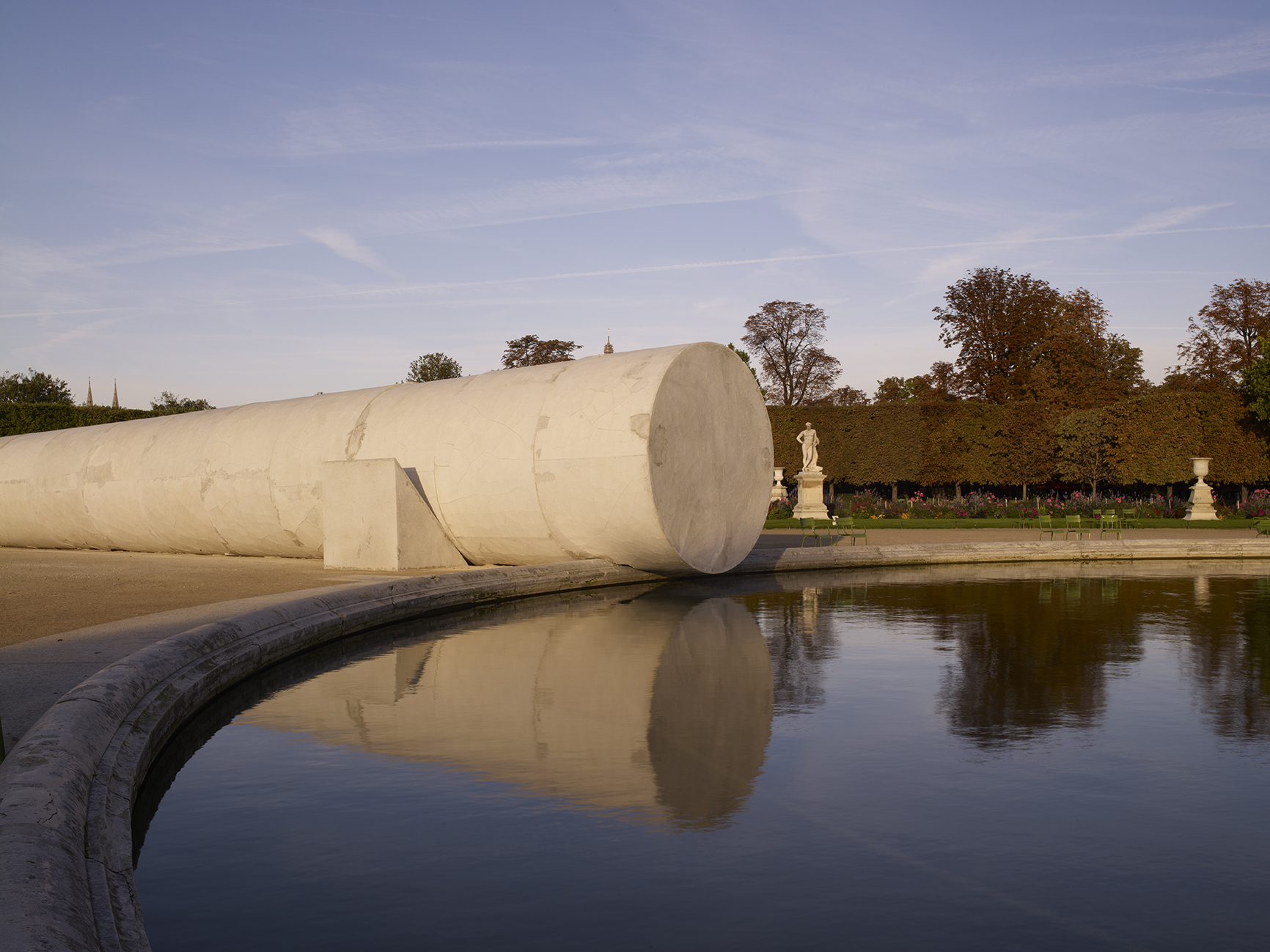 Vue de l’oeuvre de Adrian Villar Rojas “Poems for Earthlings”, Jardin des Tuileries, Paris.