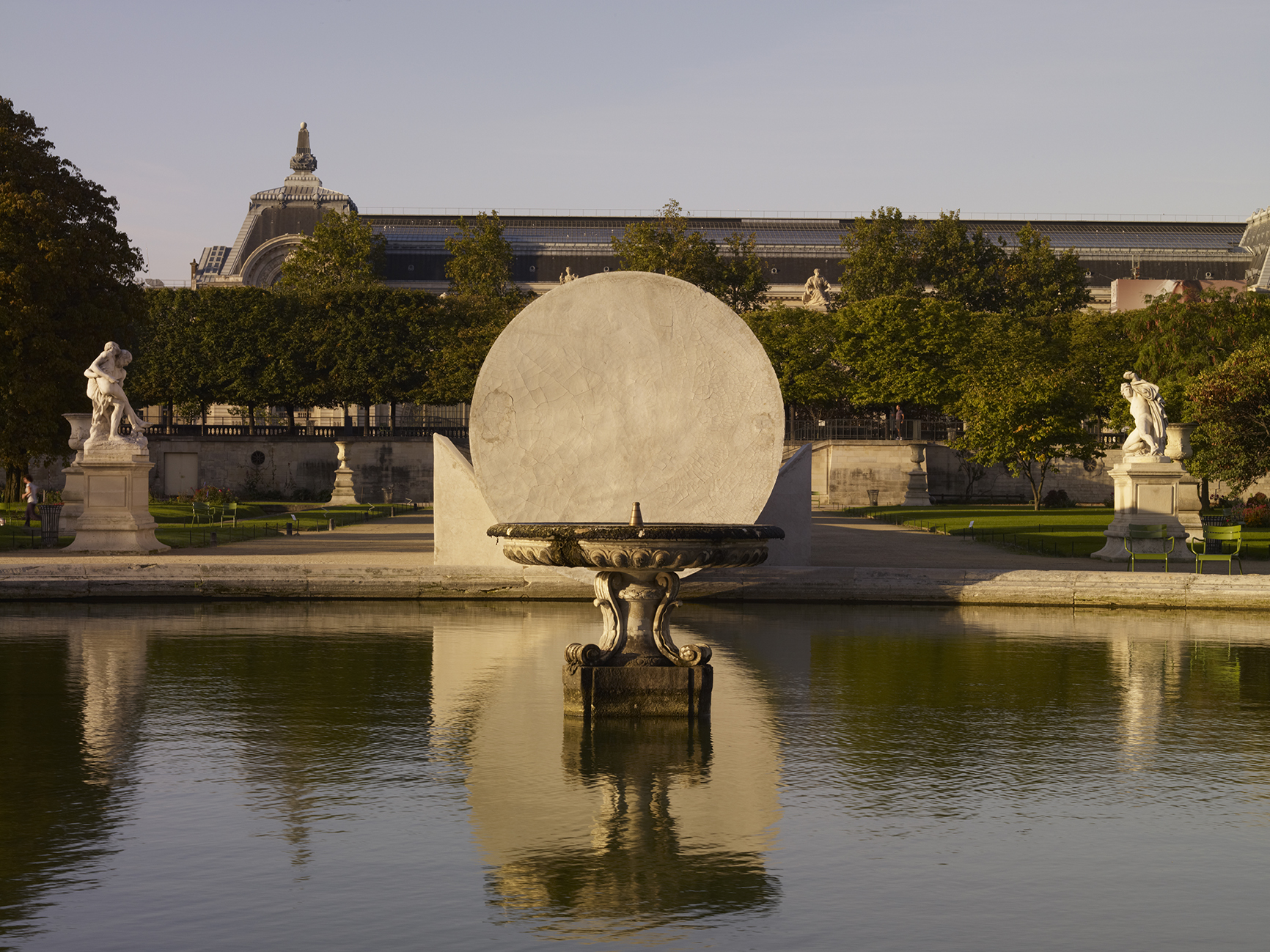 Vue de l’oeuvre de Adrian Villar Rojas “Poems for Earthlings”, Jardin des Tuileries, Paris.