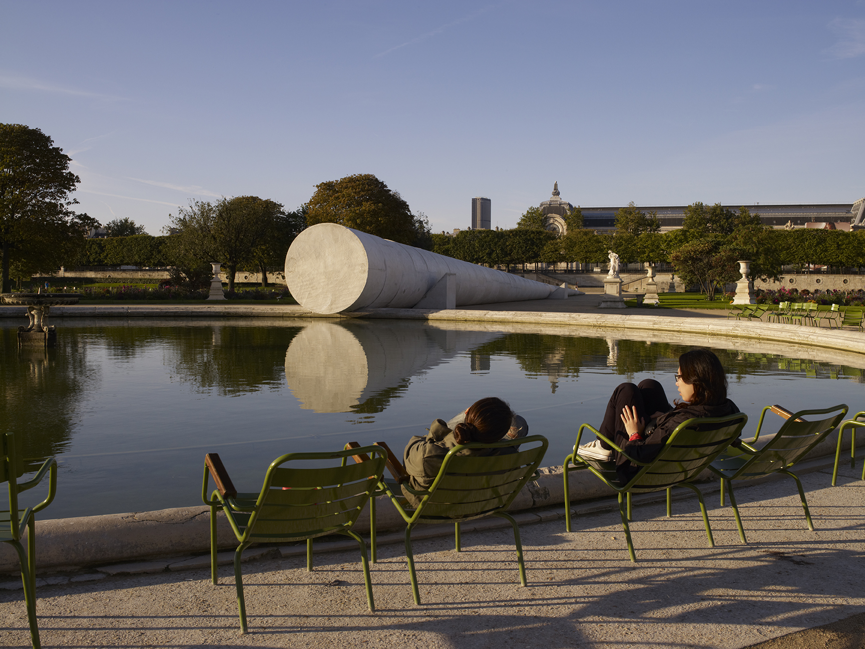 Vue de l’oeuvre de Adrian Villar Rojas “Poems for Earthlings”, Jardin des Tuileries, Paris.