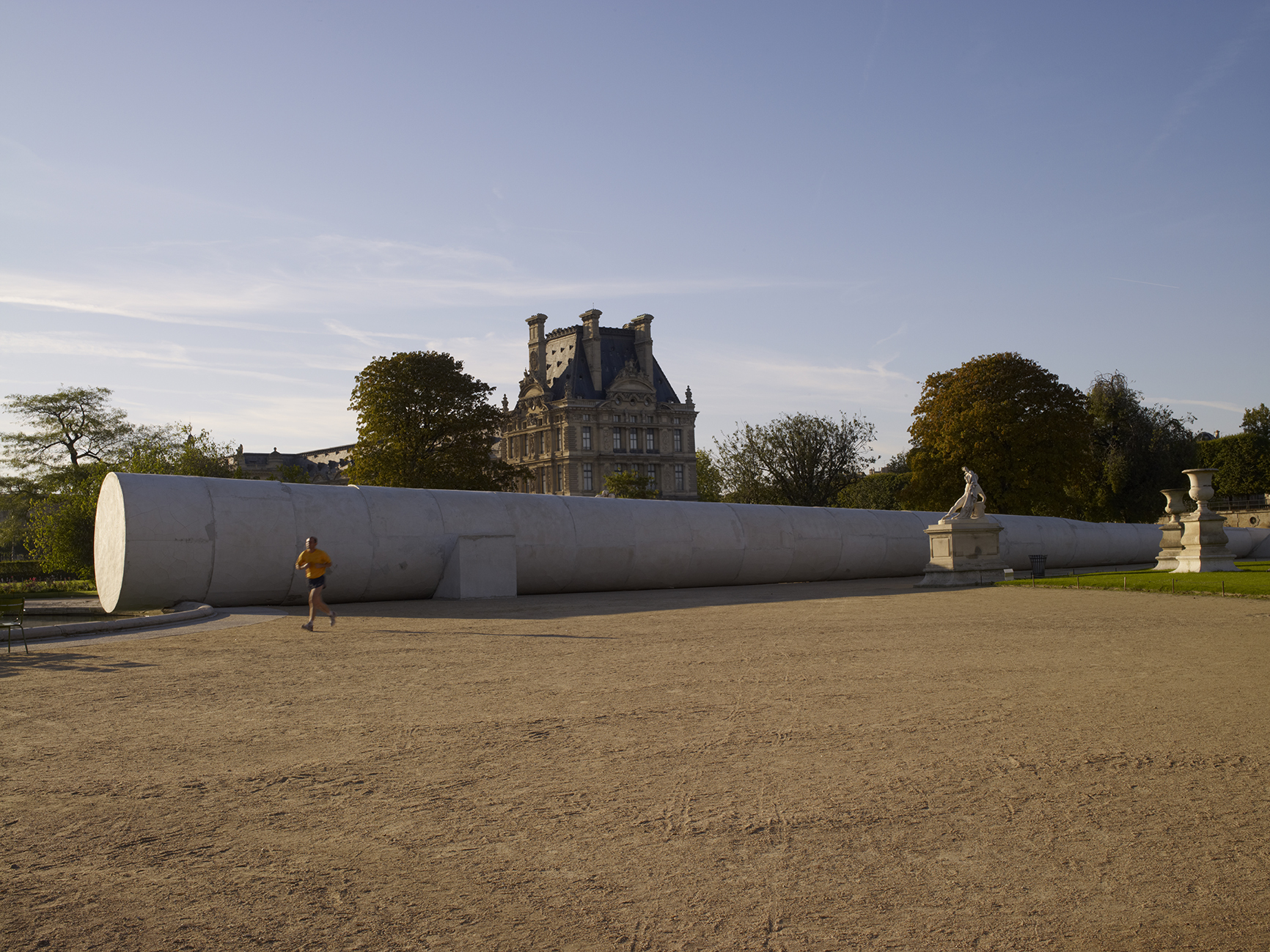 Vue de l’oeuvre de Adrian Villar Rojas “Poems for Earthlings”, Jardin des Tuileries, Paris.