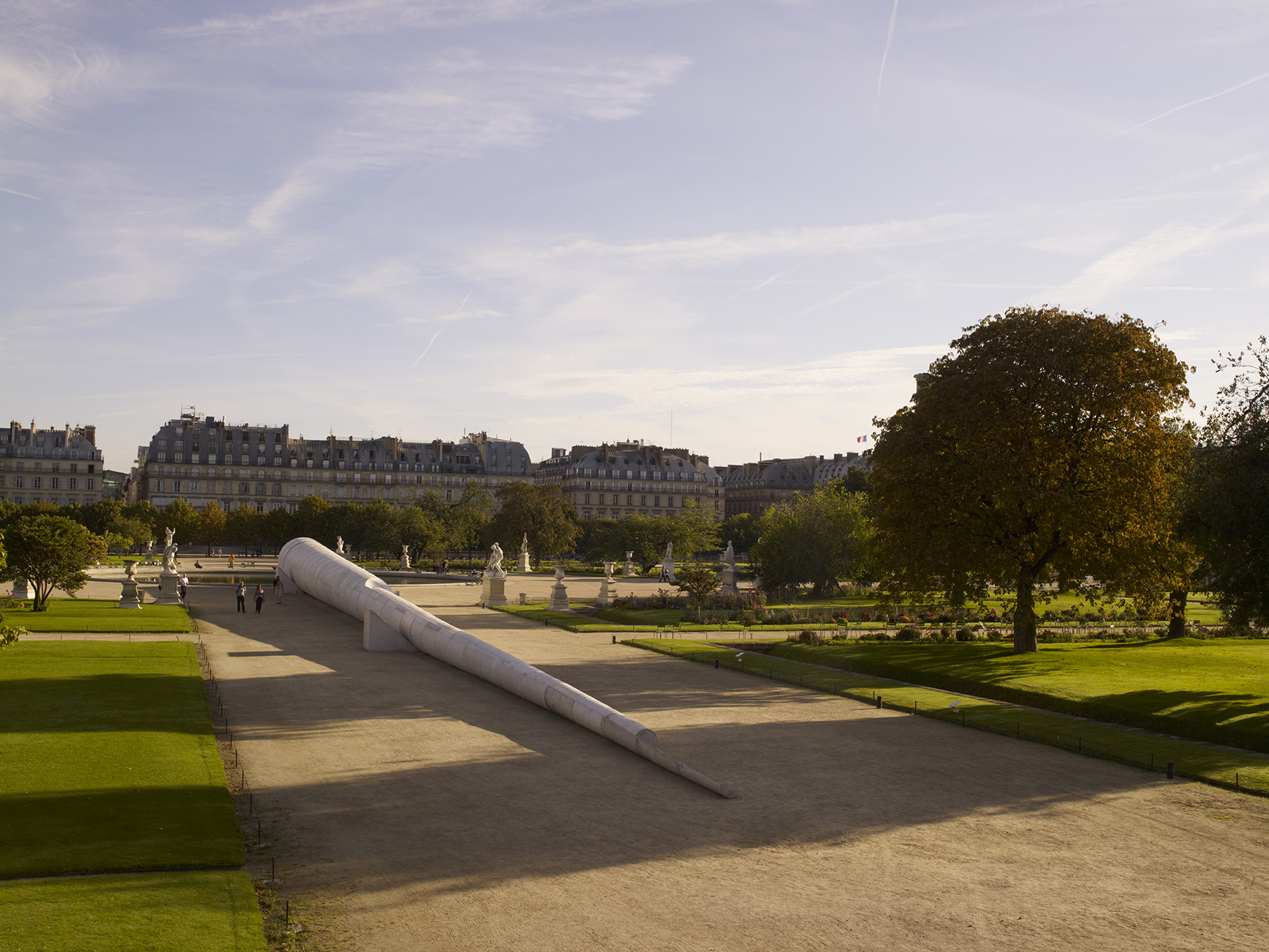 Vue de l’oeuvre de Adrian Villar Rojas “Poems for Earthlings”, Jardin des Tuileries, Paris.