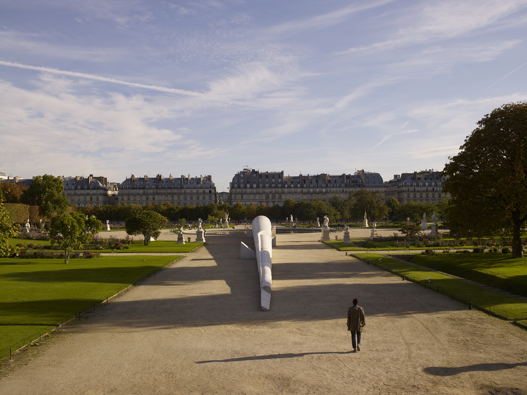 Vue de l’oeuvre de Adrian Villar Rojas “Poems for Earthlings”, Jardin des Tuileries, Paris.