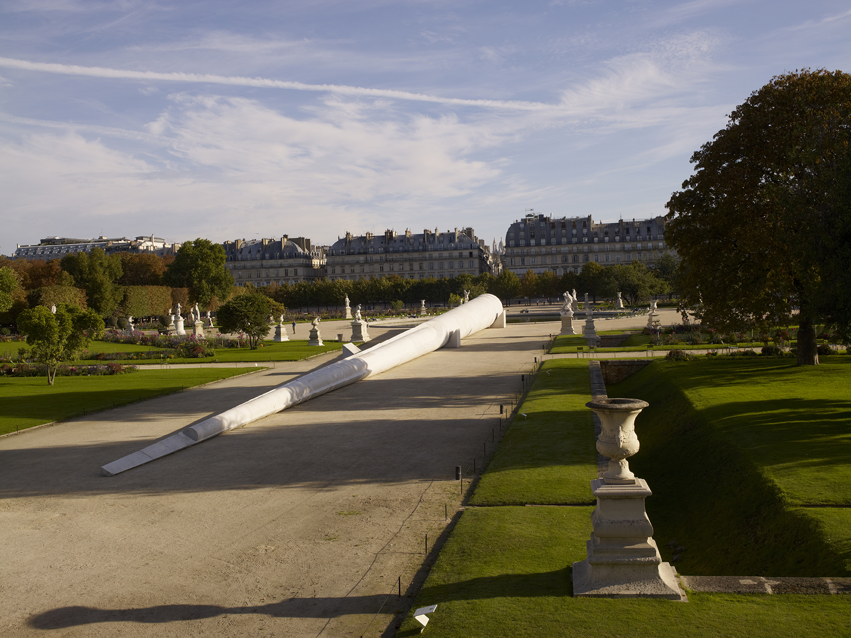 Vue de l’oeuvre de Adrian Villar Rojas “Poems for Earthlings”, Jardin des Tuileries, Paris.