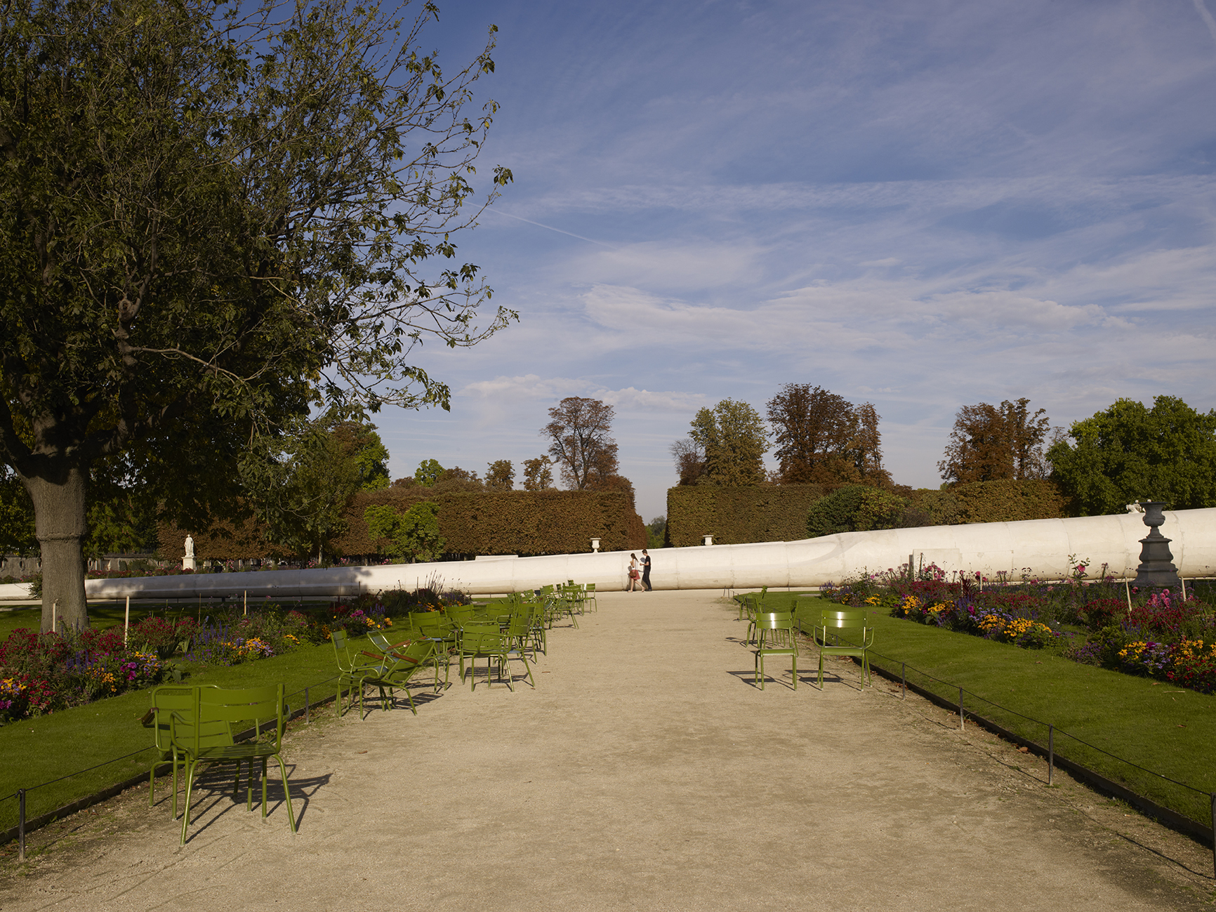 Vue de l’oeuvre de Adrian Villar Rojas “Poems for Earthlings”, Jardin des Tuileries, Paris.