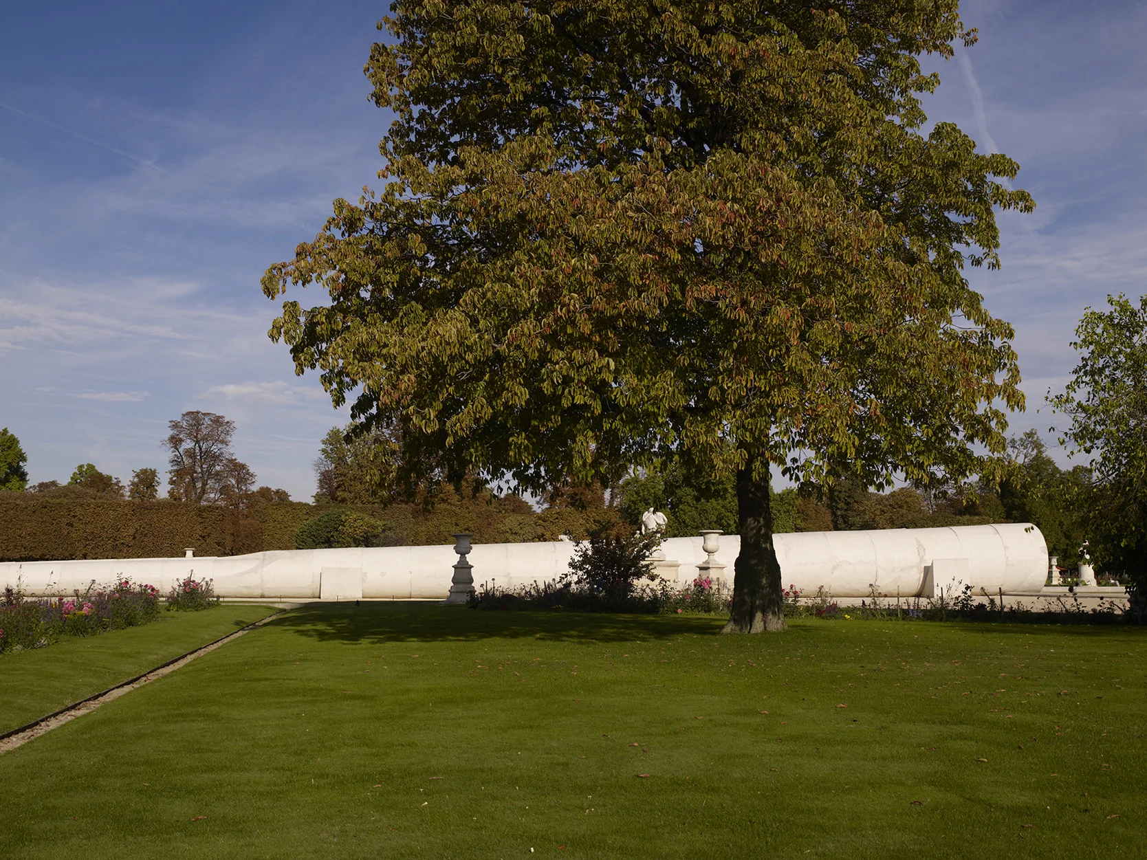 Vue de l’oeuvre de Adrian Villar Rojas “Poems for Earthlings”, Jardin des Tuileries, Paris.