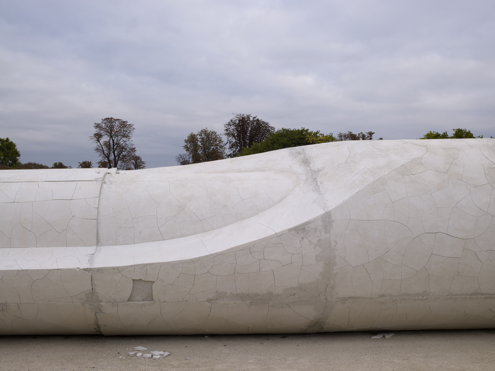 Vue de l’oeuvre de Adrian Villar Rojas “Poems for Earthlings”, Jardin des Tuileries, Paris.