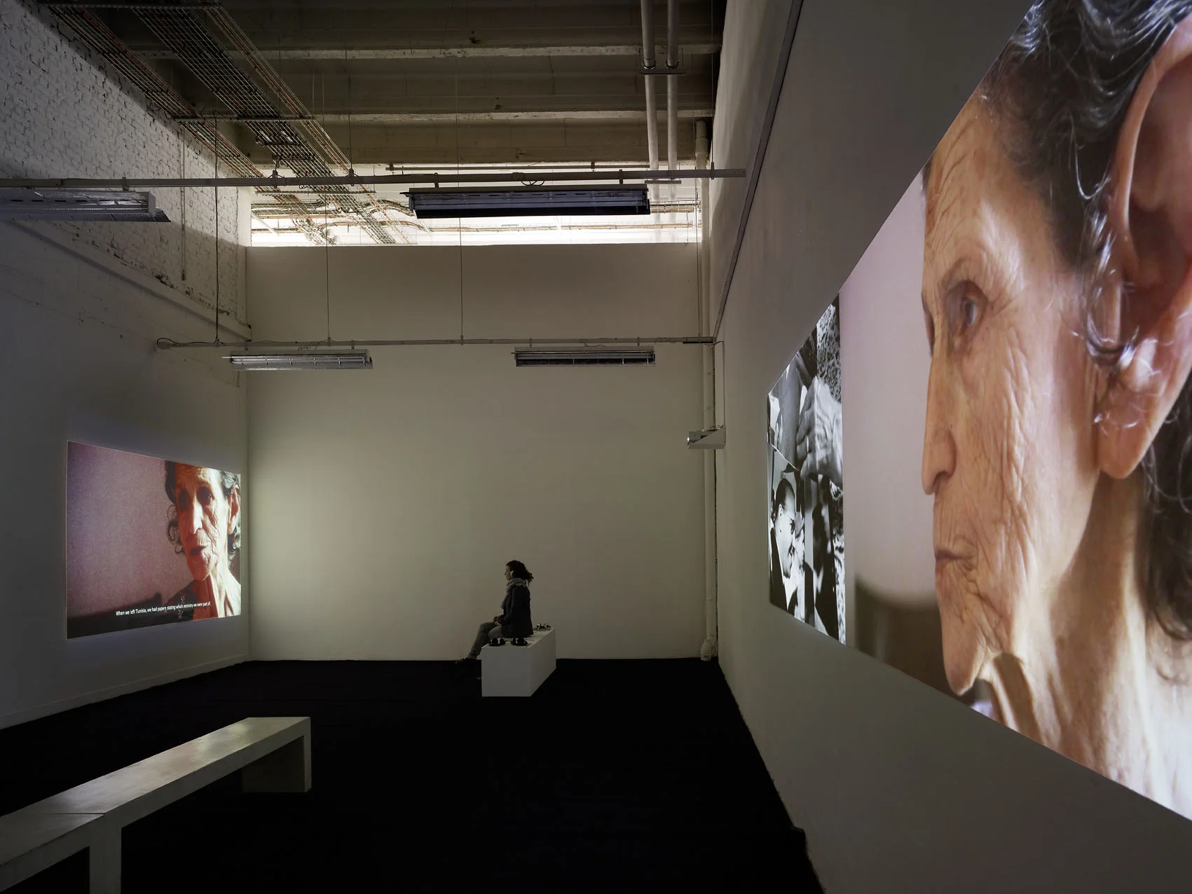 Vue de l’exposition de Zineb Sidera, “Gardiennes d’images”. Palais de Tokyo.