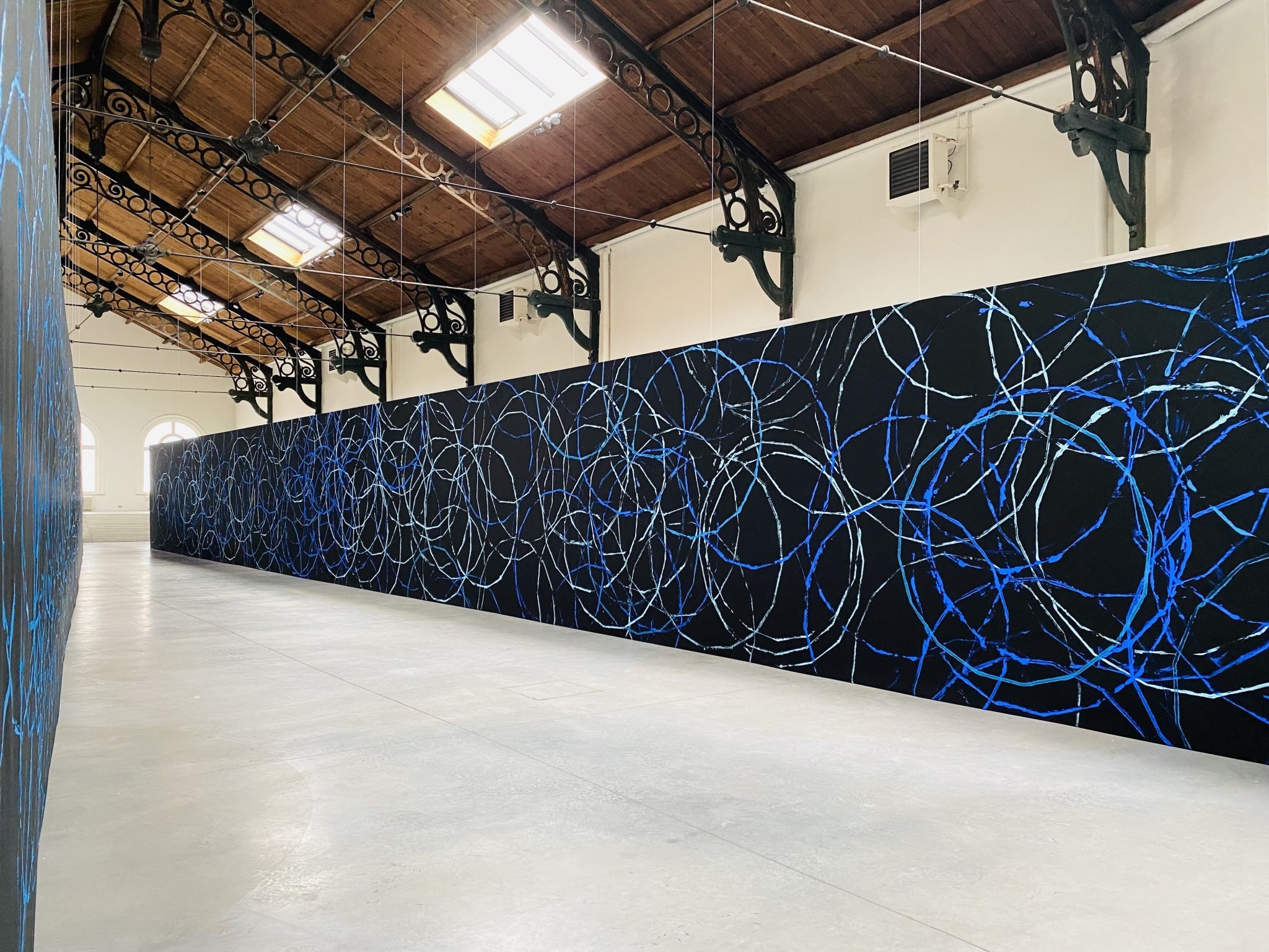 Alice Anderson « DANSES TECHNOLOGIQUES : GPS » 2021 : Acrylic sur toile, gouttes de pluie, 4000 x 300 cm 2.jpeg