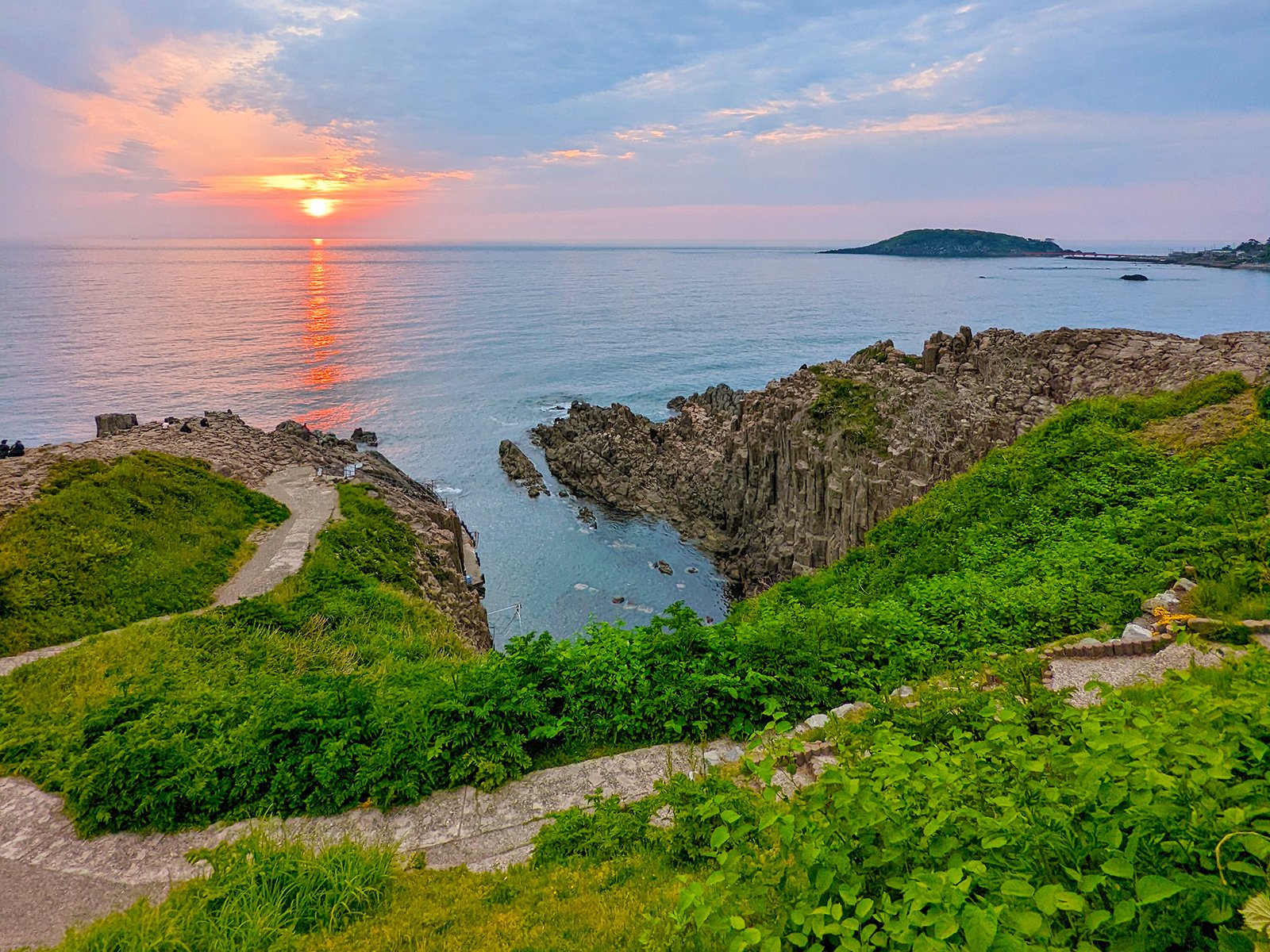 Tojinbo Cliffs (東尋坊) at sunset, with Oshima (Island) in the distance, Mikuni Town, Sakai City, Fukui Prefecture, Japan (2022). Photo by Danny With Love.