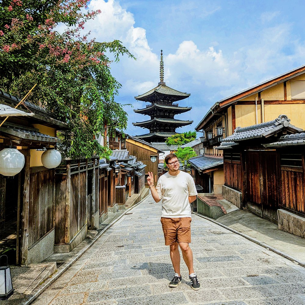  Posing by the towering Yasaka Pagoda of Hokan-ji in Gion, Kyoto, Japan (2022). 