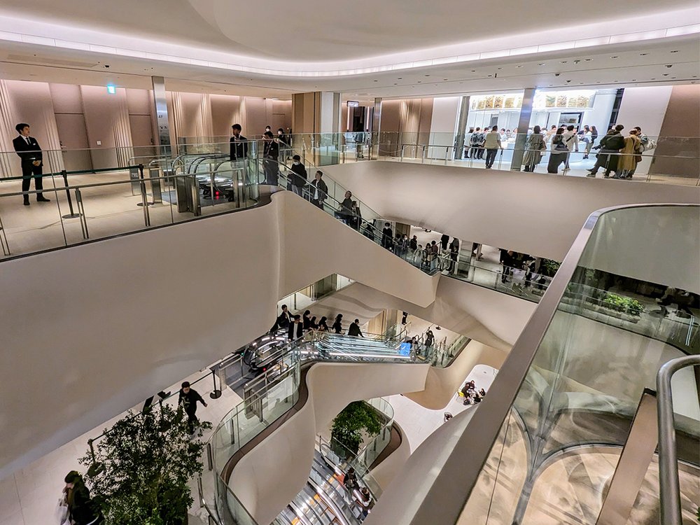  The interiors of Pelli Clarke &amp; Partners’ Azabudai Hills Mori JP Tower are round like an iPhone, Minato City, Tokyo, Japan (2023). Photo by Danny With Love. 