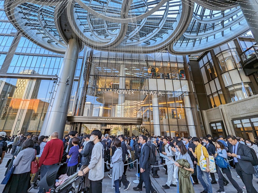  Visitors wait to enter Azabudai Hills Mori JP Tower, Minato City, Tokyo, Japan (2023). Photo by Danny With Love. 