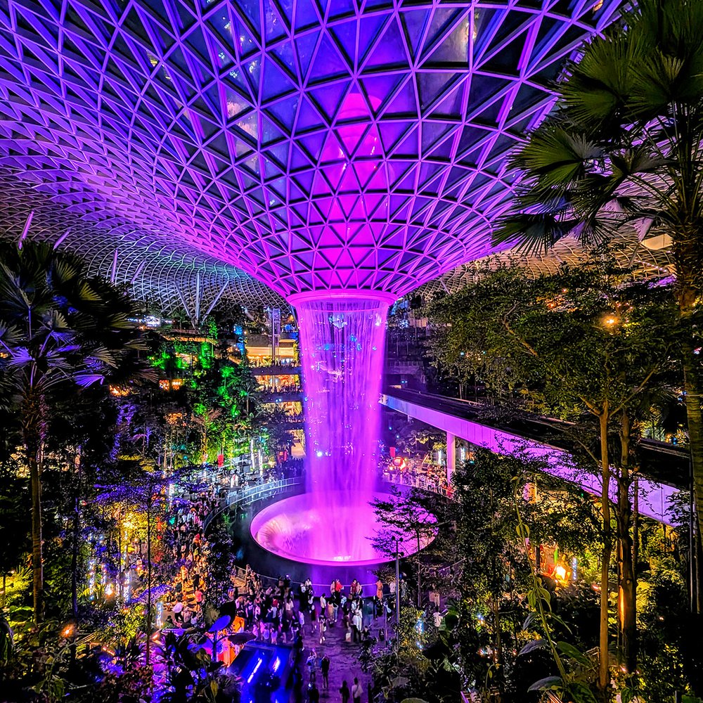  The Hongkong and Shanghai Banking Corporation (HSBC) Rain Vortex, or the world’s tallest indoor waterfall, at Jewel Changi Airport shopping center, Singapore (2023). Photo by Danny With Love. 