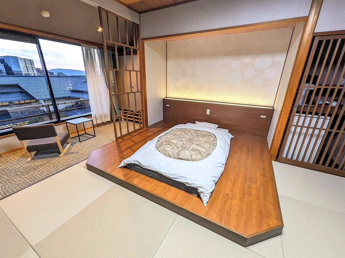 Japanese-style room with tatami floors and futon, Minoya Taiheikaku (みのや泰平閣), Awara, Fukui Prefecture, Japan (2025). Photo by Danny With Love.