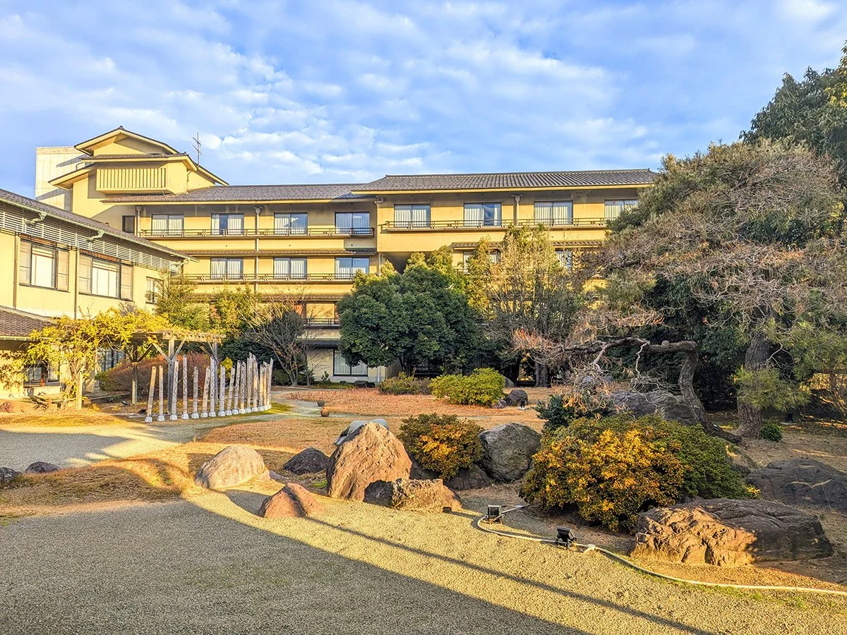 Morning view of the Japanese garden at Minoya Taiheikaku (みのや泰平閣), Awara, Fukui Prefecture, Japan (2025). Photo by Danny With Love.
